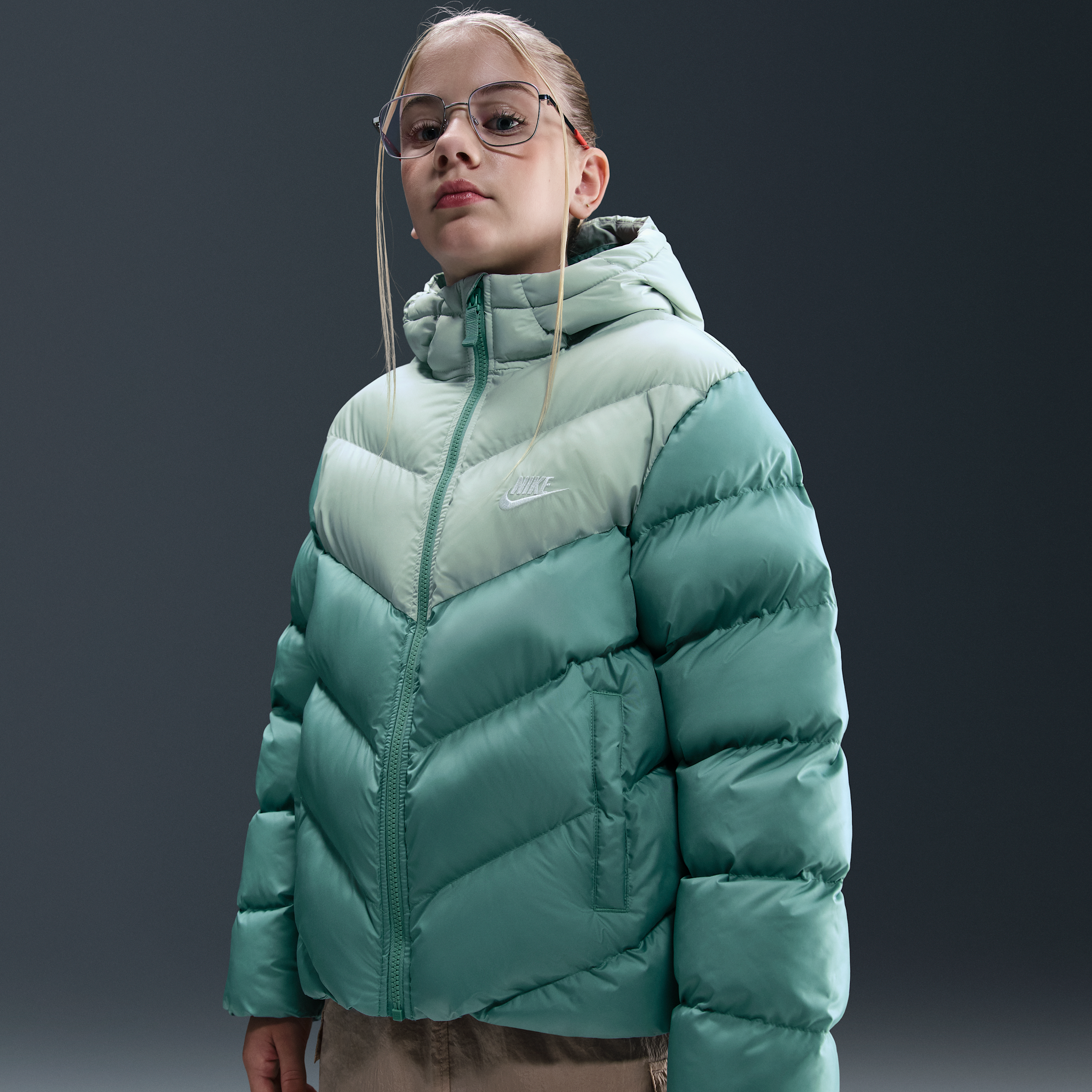Thumbnail - Nike All Day Play Therma-FIT-Puffer-Jacke mit weiter Passform (ältere Kinder) - Grün