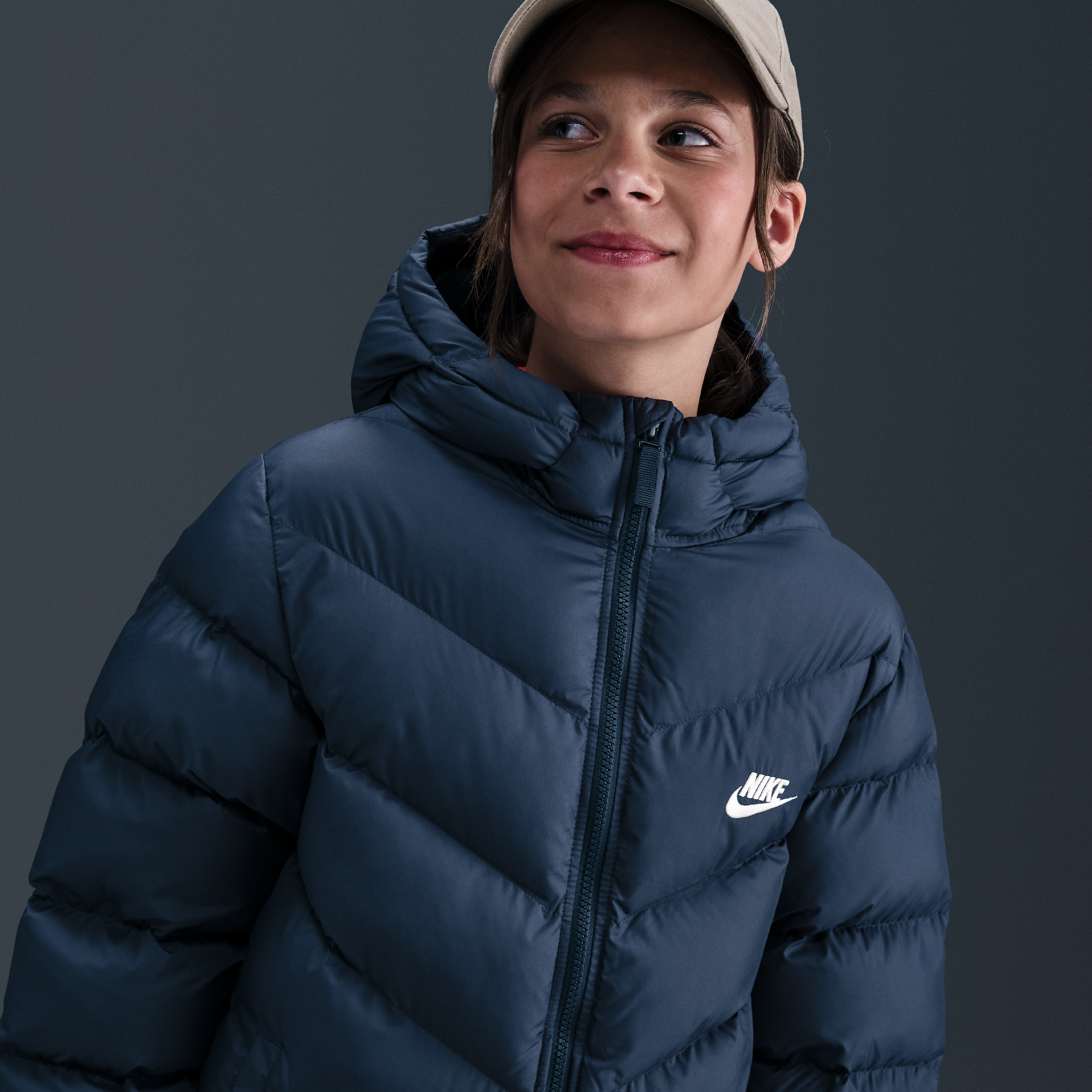 Thumbnail - Nike Sportswear All Day Play Therma-FIT-Puffer-Jacke mit weiter Passform (ältere Kinder) - Blau