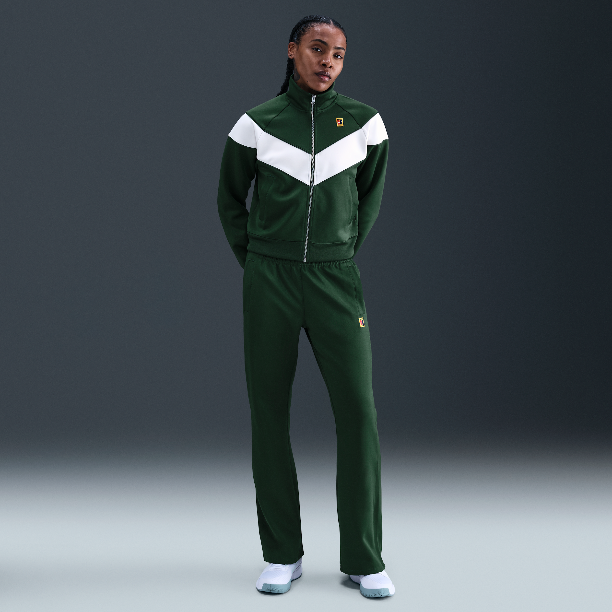 Thumbnail - NikeCourt Heritage Windrunner Tennishose mit mittelhohem Bund (Damen) - Grün