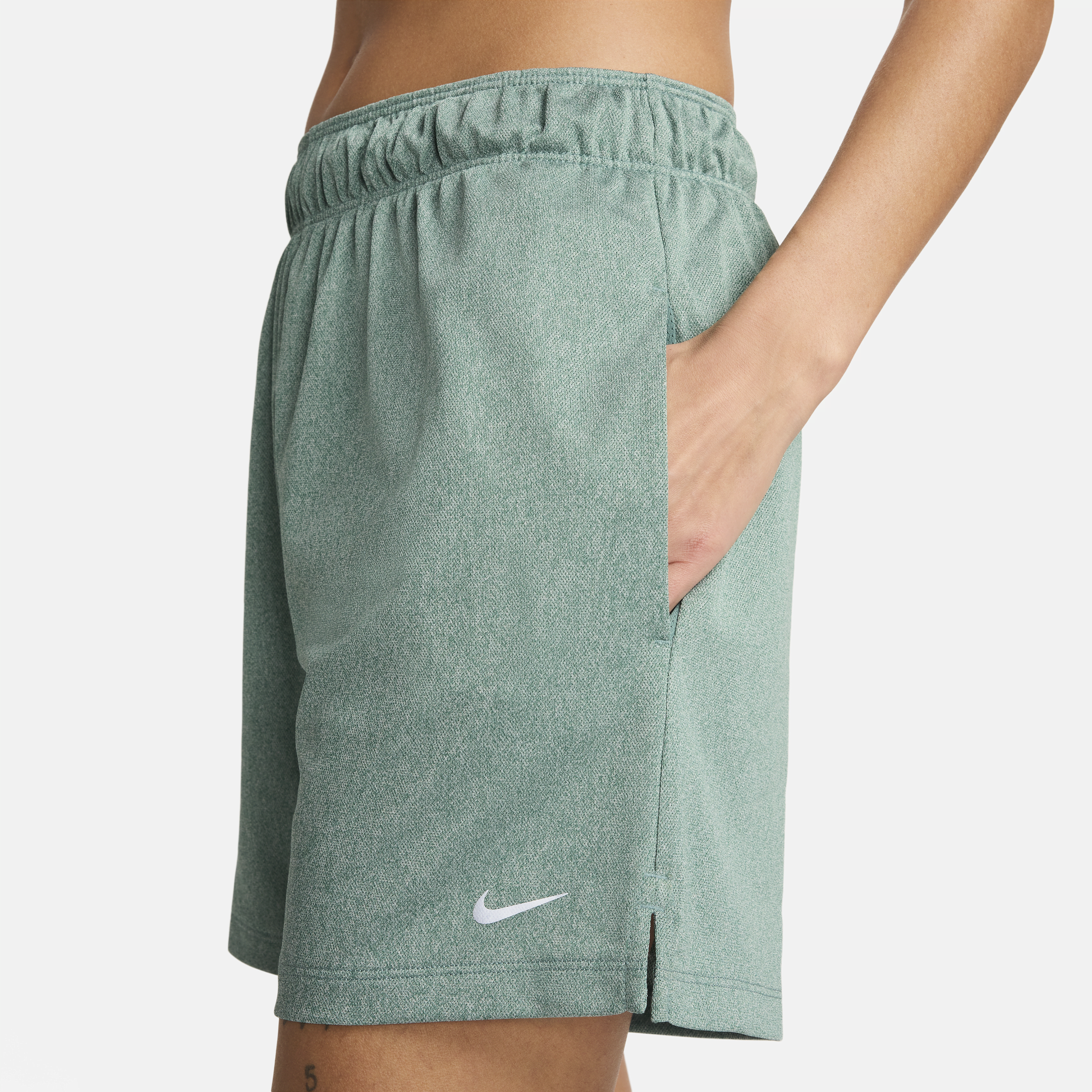 Nike Attack ongevoerde fitnesshorts met Dri-FIT en halfhoge taille voor dames (13 cm) Groen