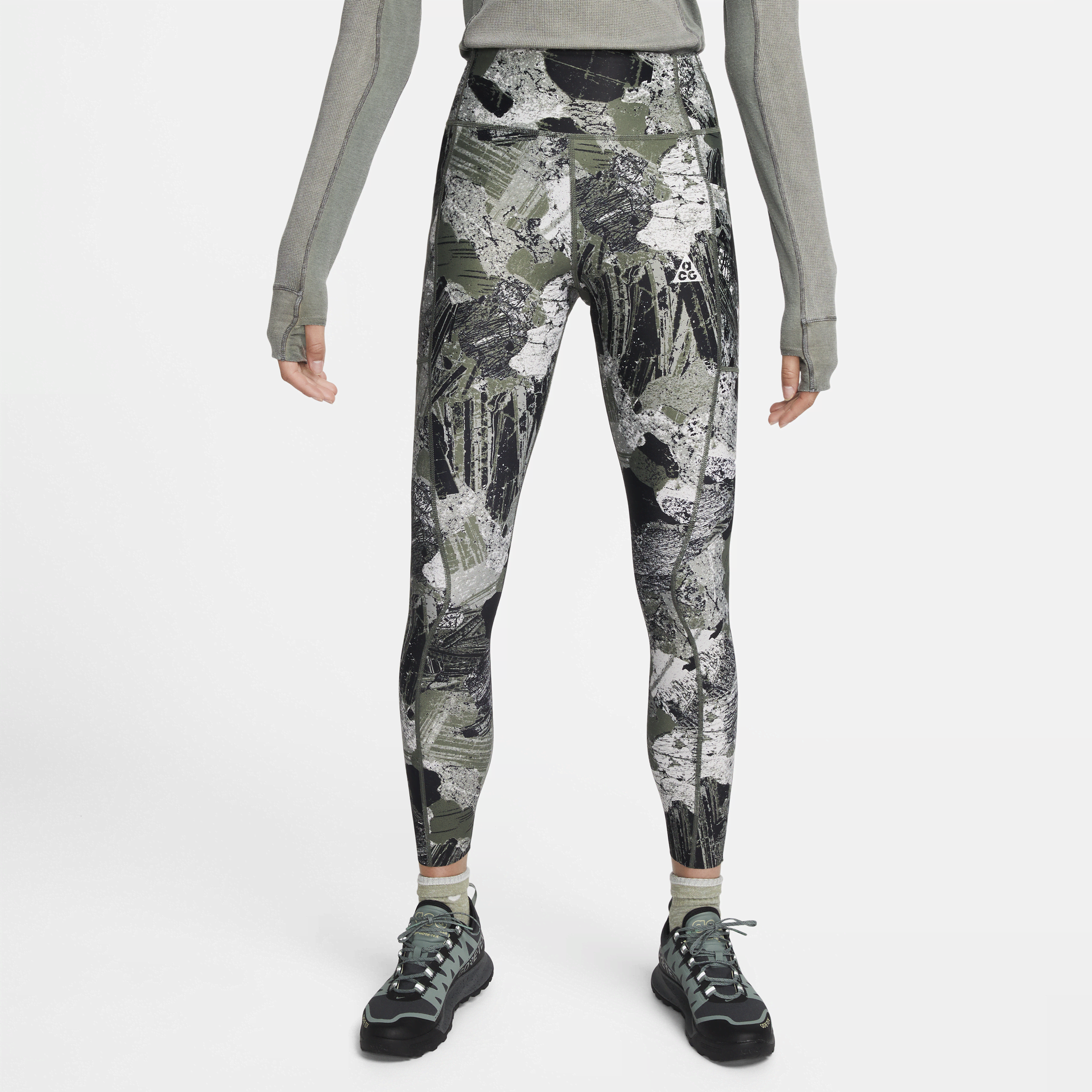 Nike ACG Dri-FIT ADV New Sands-leggings med høj talje og heldækkende print til kvinder - grøn