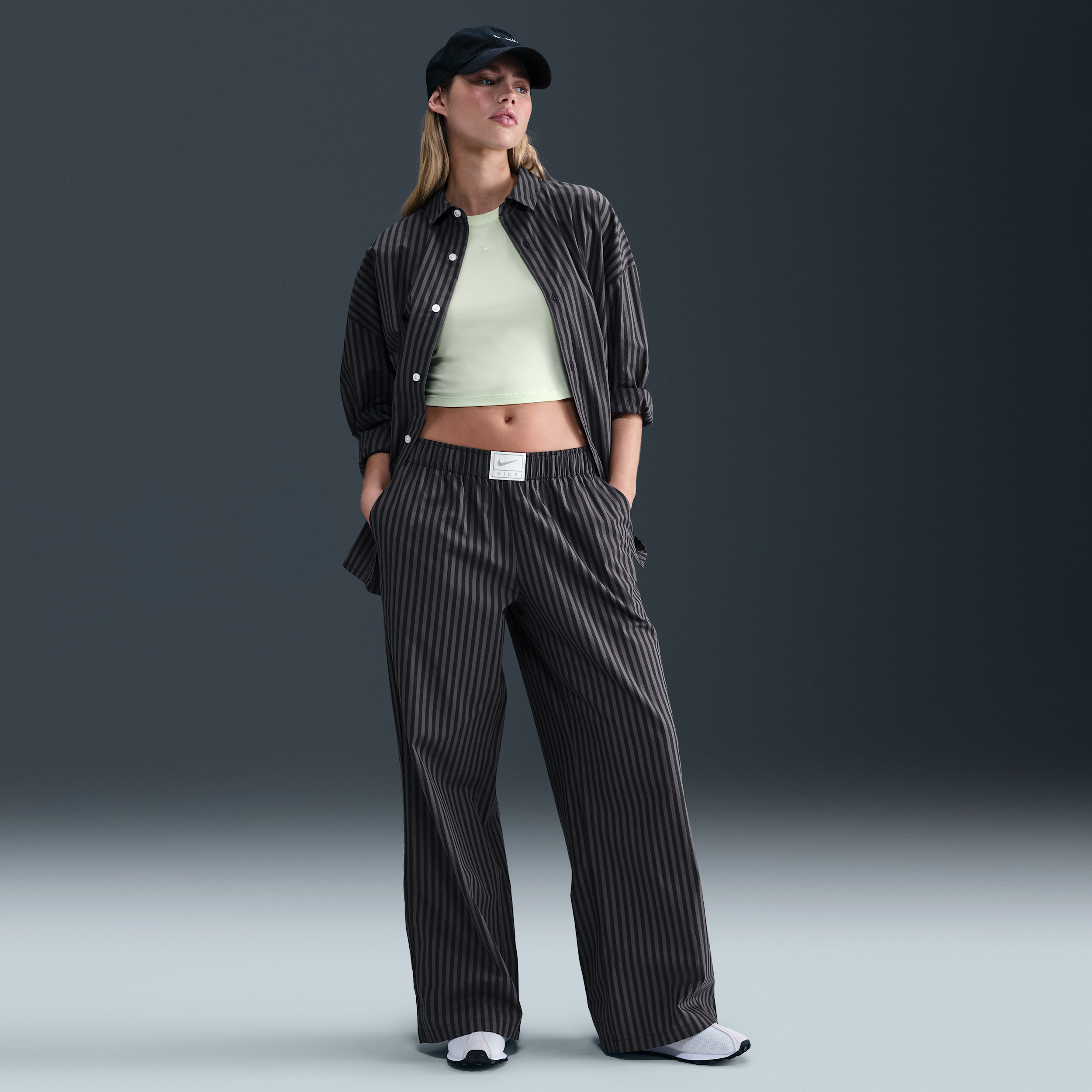 Nike Sportswear Chill Poplin ruimvallende gestreepte damesbroek met halfhoge taille - Zwart