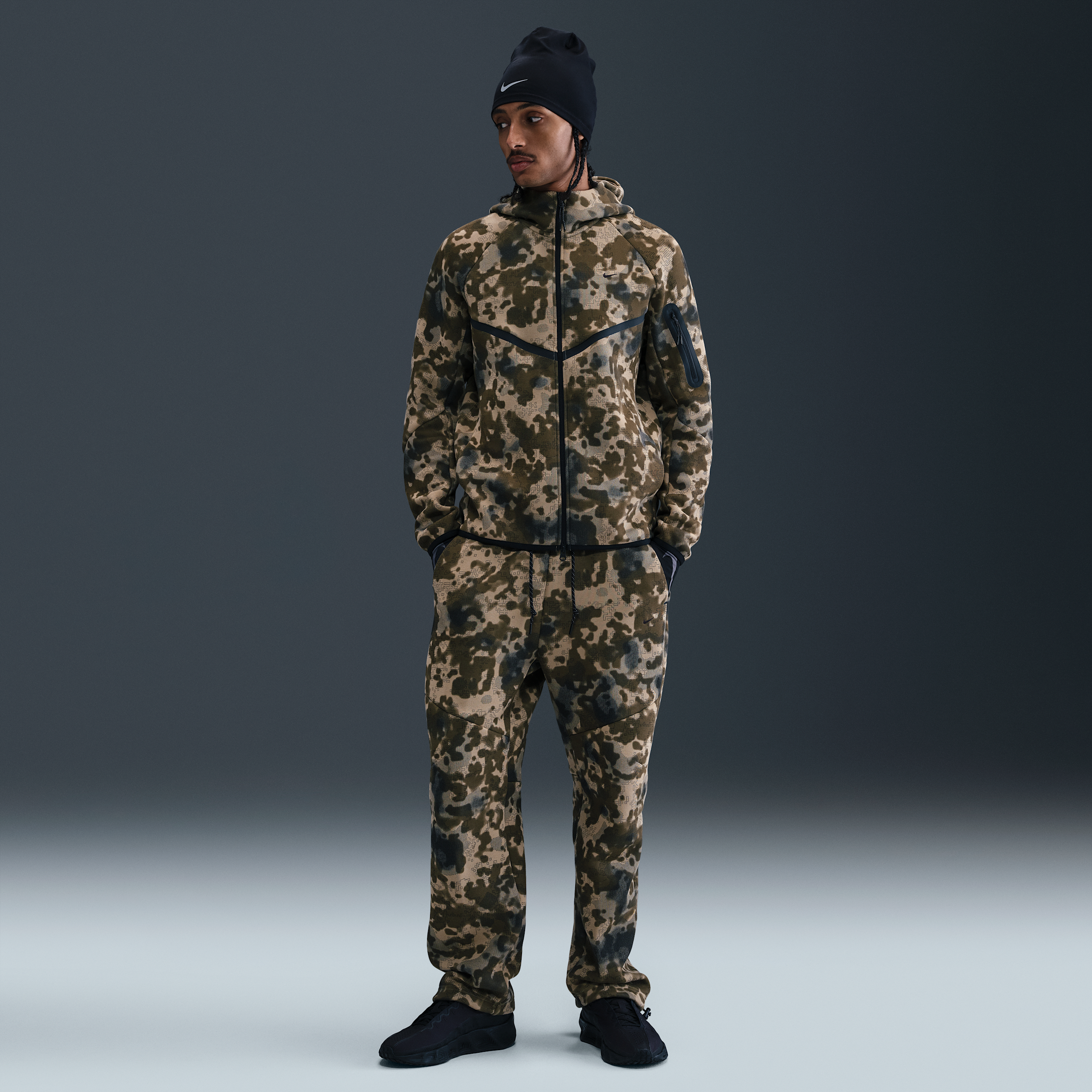 Thumbnail - Nike Tech Fleece-Camo-Hose mit offenem Saum (Herren) - Braun