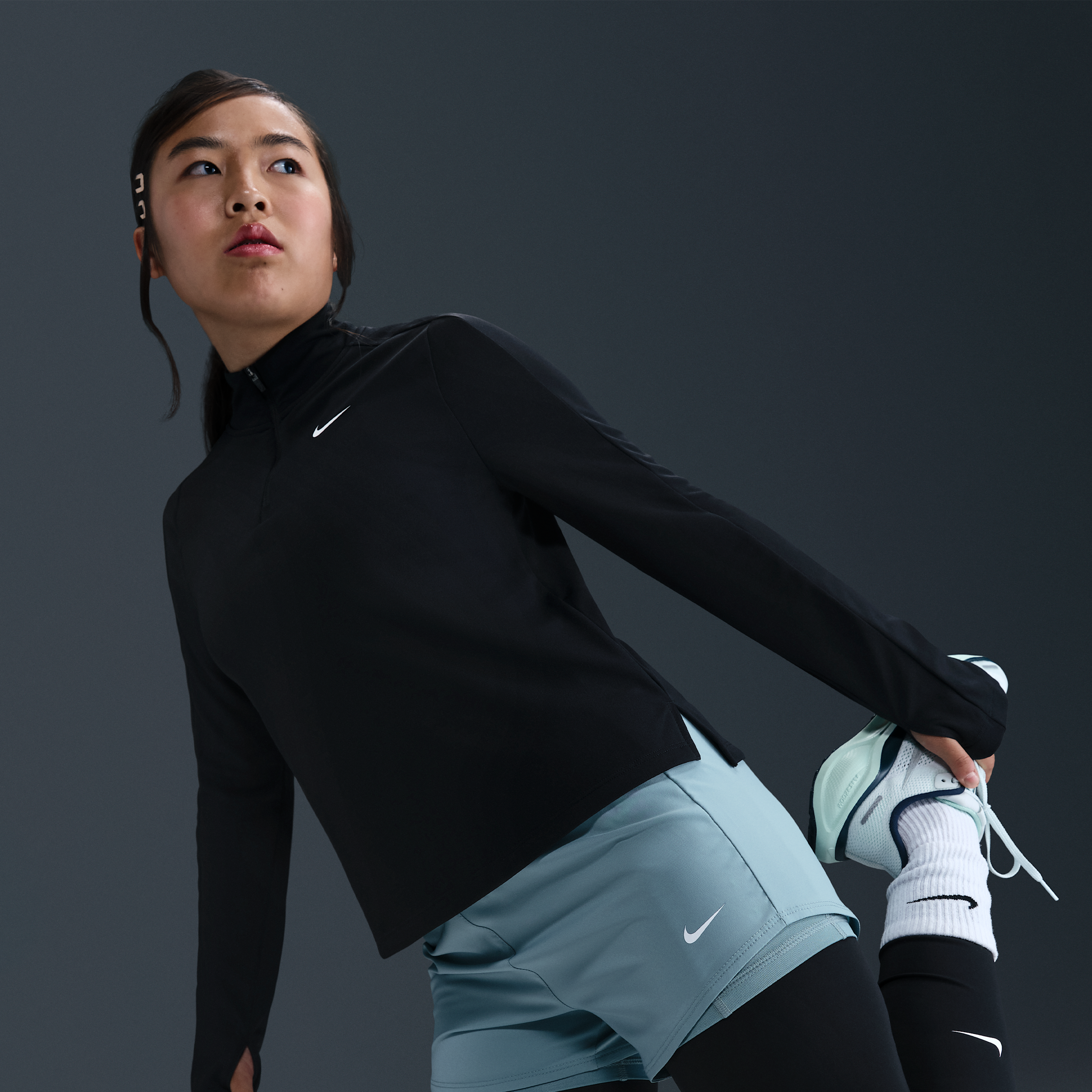 Thumbnail - Nike Dri-FIT Langarm-Oberteil mit Halbreißverschluss für ältere Kinder (Mädchen) (erweiterte Größe) - Schwarz