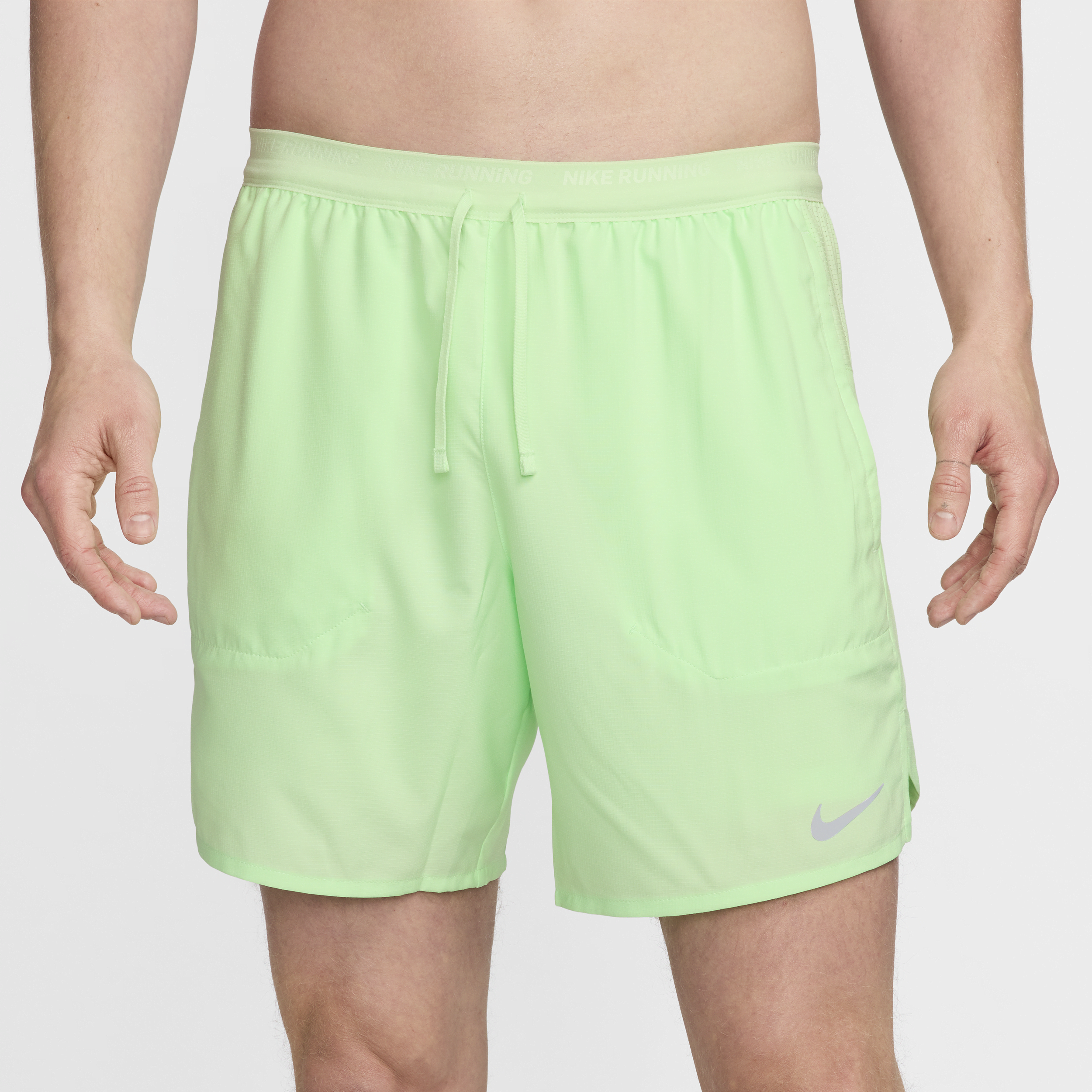 Nike Stride Dri-FIT 2-in-1 hardloopshorts voor heren (18 cm) Groen