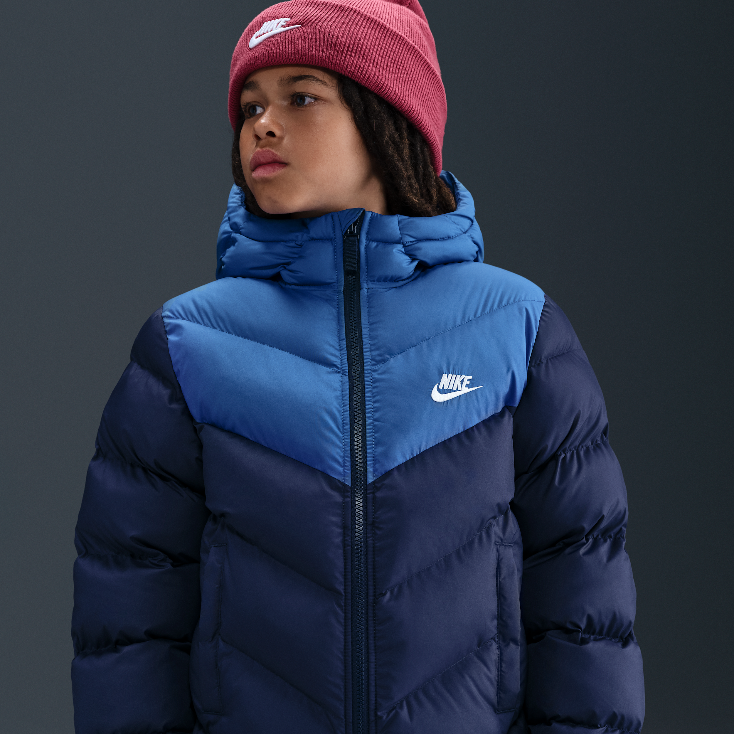 Thumbnail - Nike Sportswear All Day Play Therma-FIT-Puffer-Jacke mit weiter Passform (ältere Kinder) - Blau