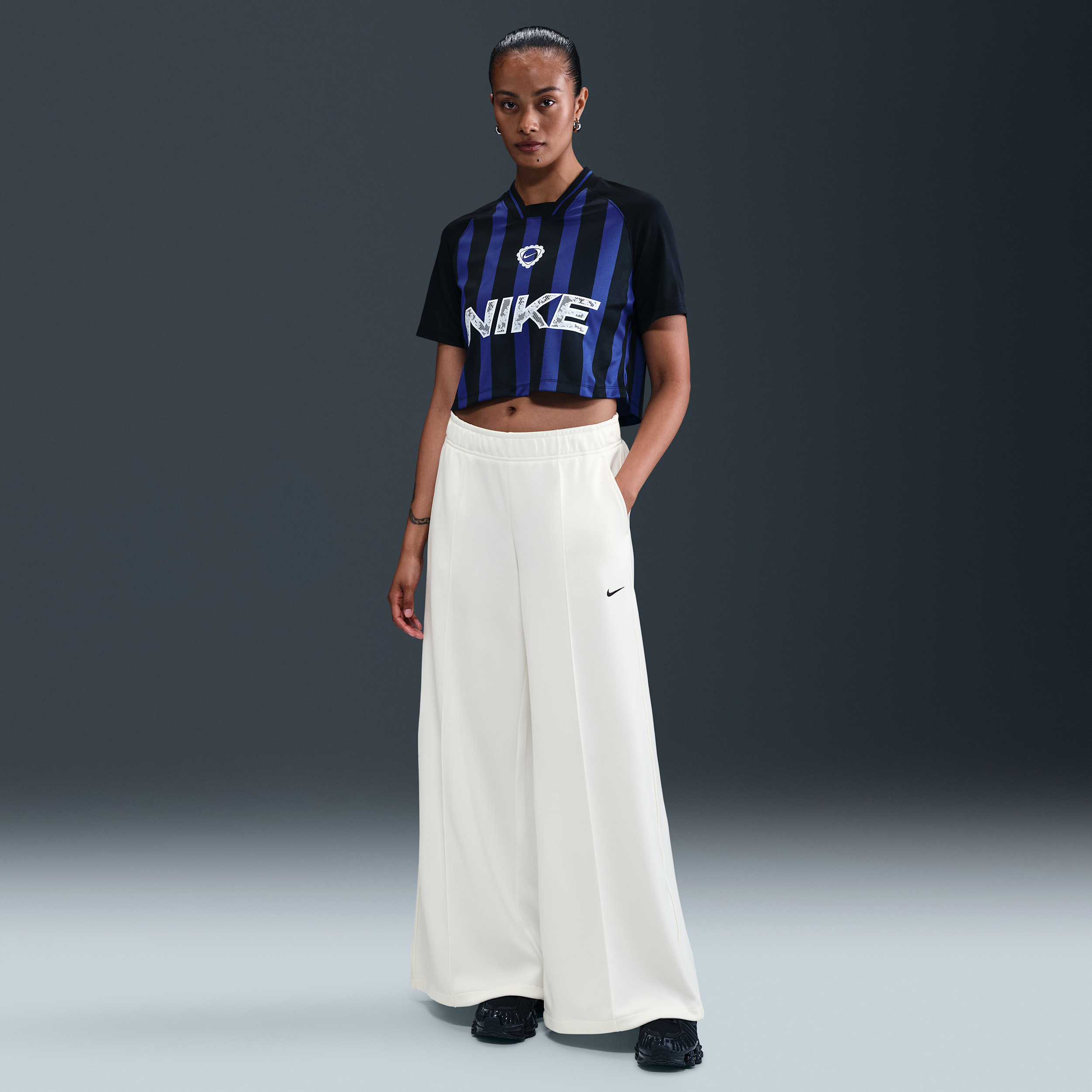 Nike Sportswear trainingsbroek met wijde pijpen en halfhoge taille voor dames - Wit
