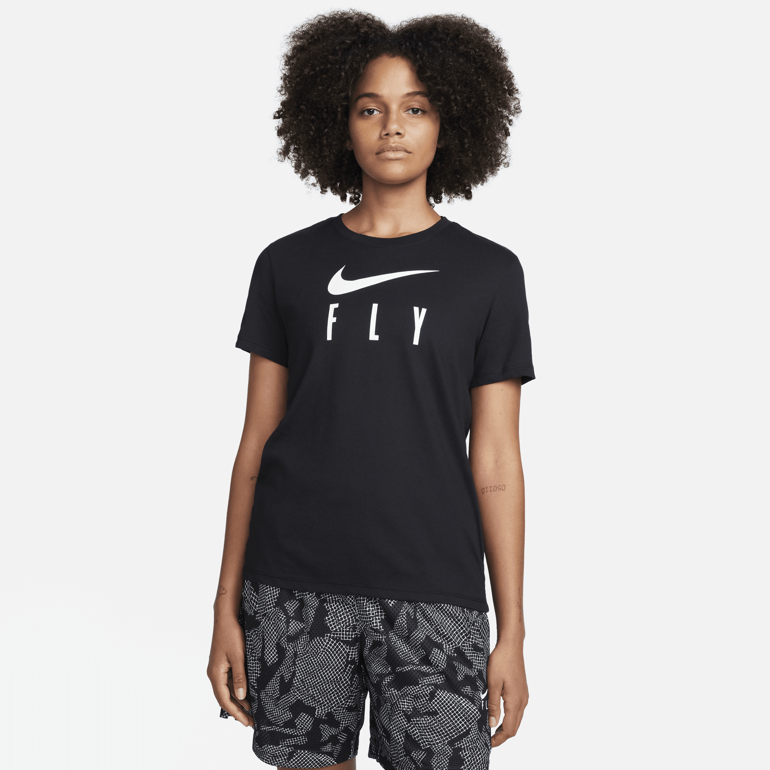 Nike Swoosh Fly Dri-FIT T-shirt met graphic voor dames Zwart