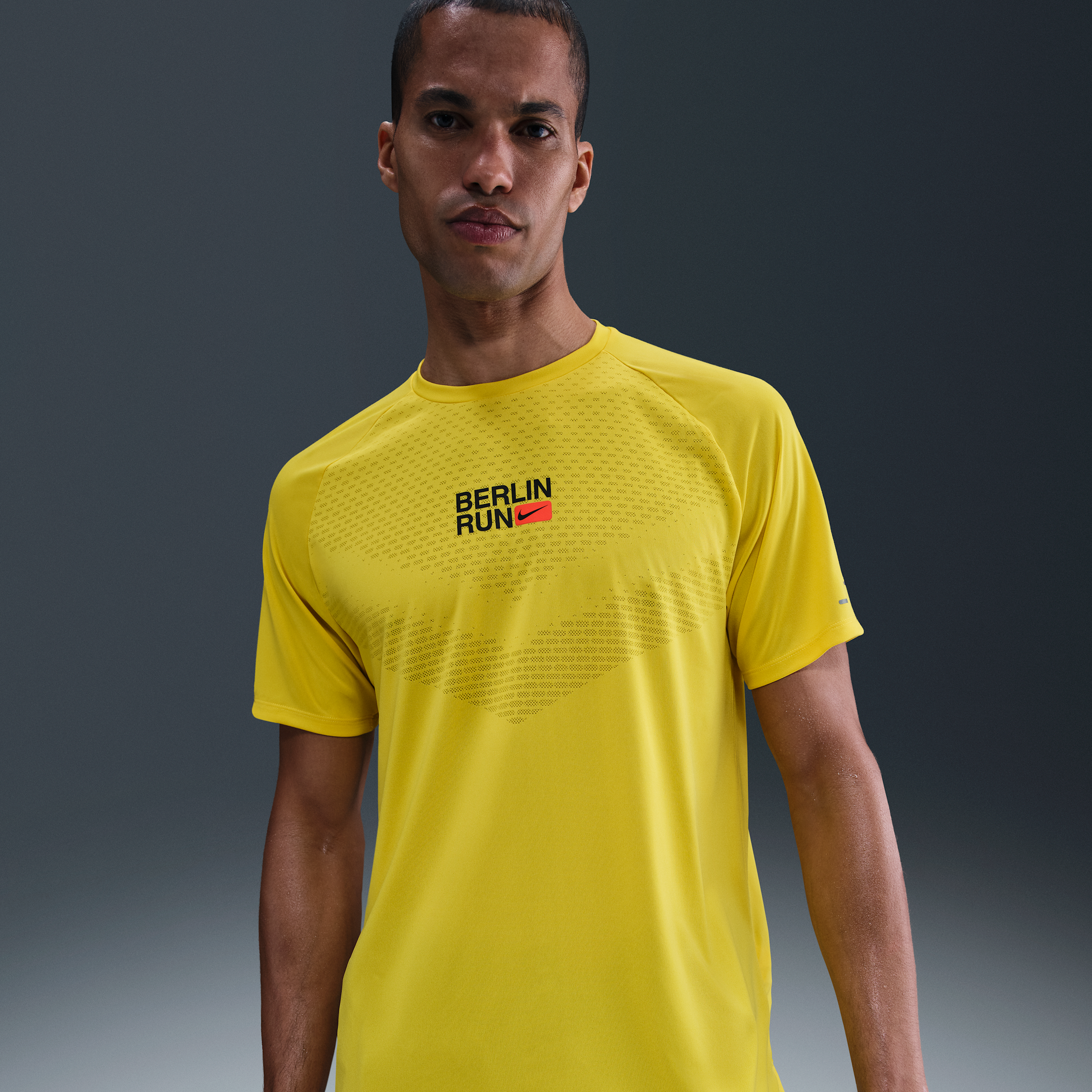Nike Stride Dri-FIT ADV hardlooptop met korte mouwen voor heren Geel