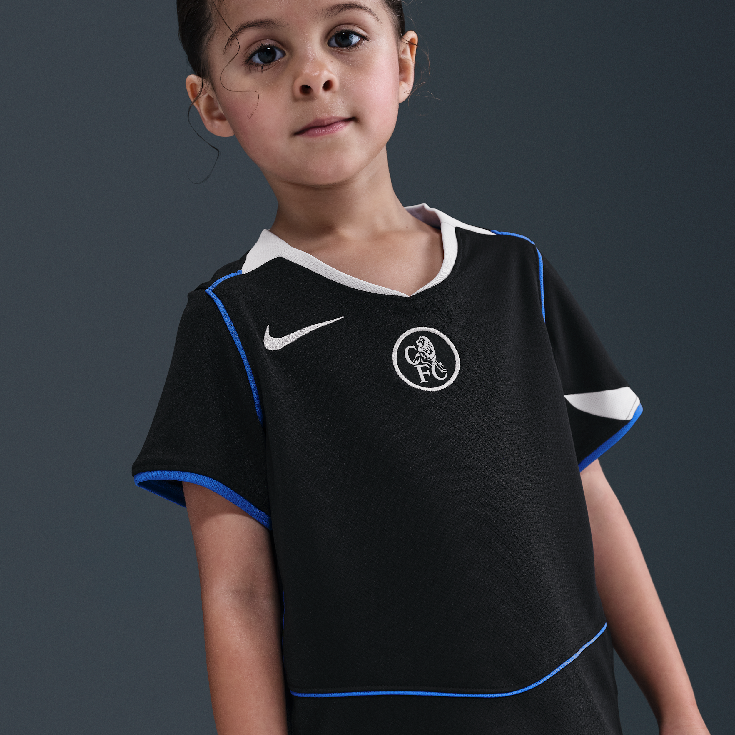 Thumbnail - FC Chelsea 2025/26 Stadium Third Nike Dri-FIT Total 90 dreiteiliges Fußballtrikot-Set (jüngere Kinder) - Schwarz