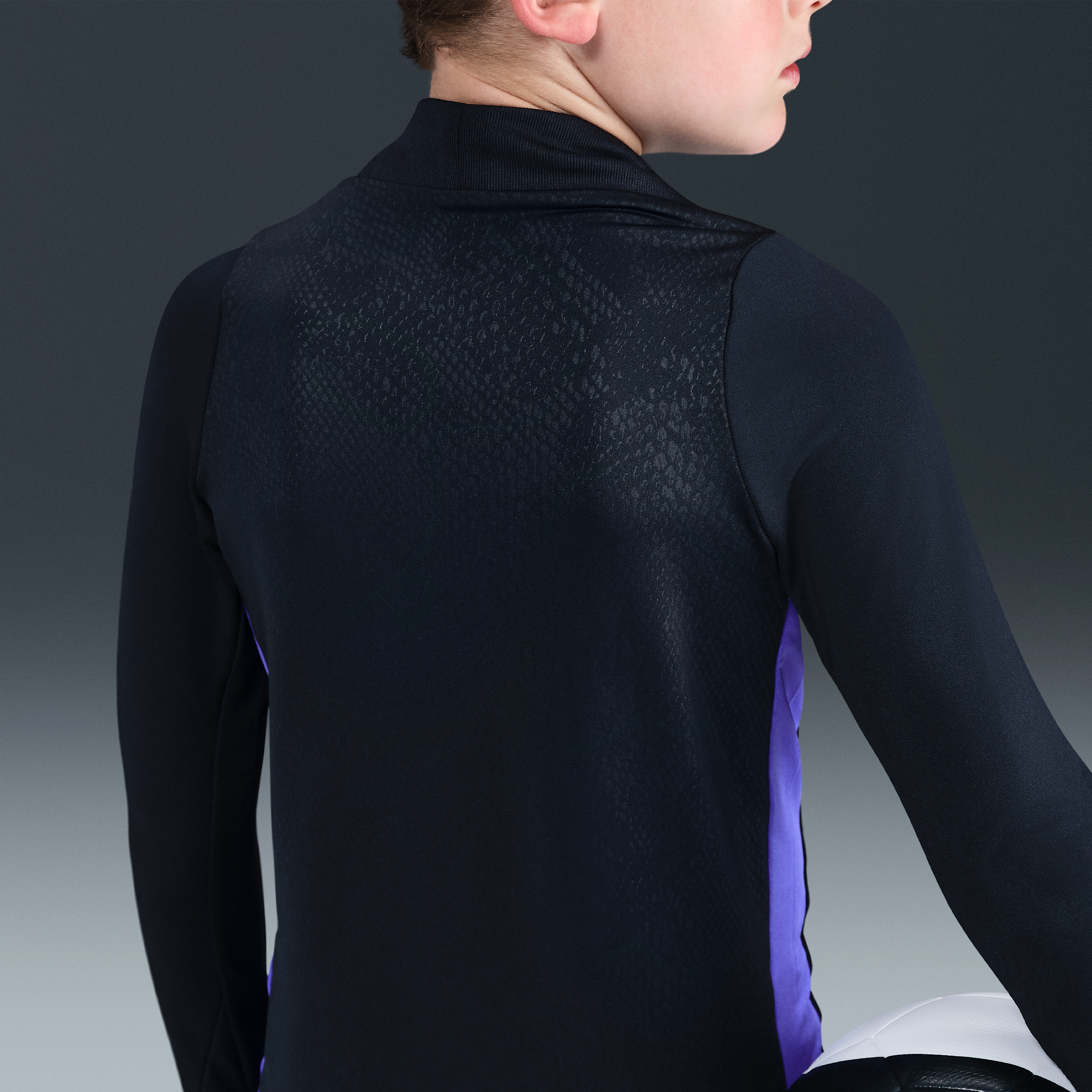 Thumbnail - FC Barcelona Strike Away Kobe Pre-Match-Fußball-Drill-Oberteil mit Dri-FIT-Technologie (ältere Kinder) - Schwarz