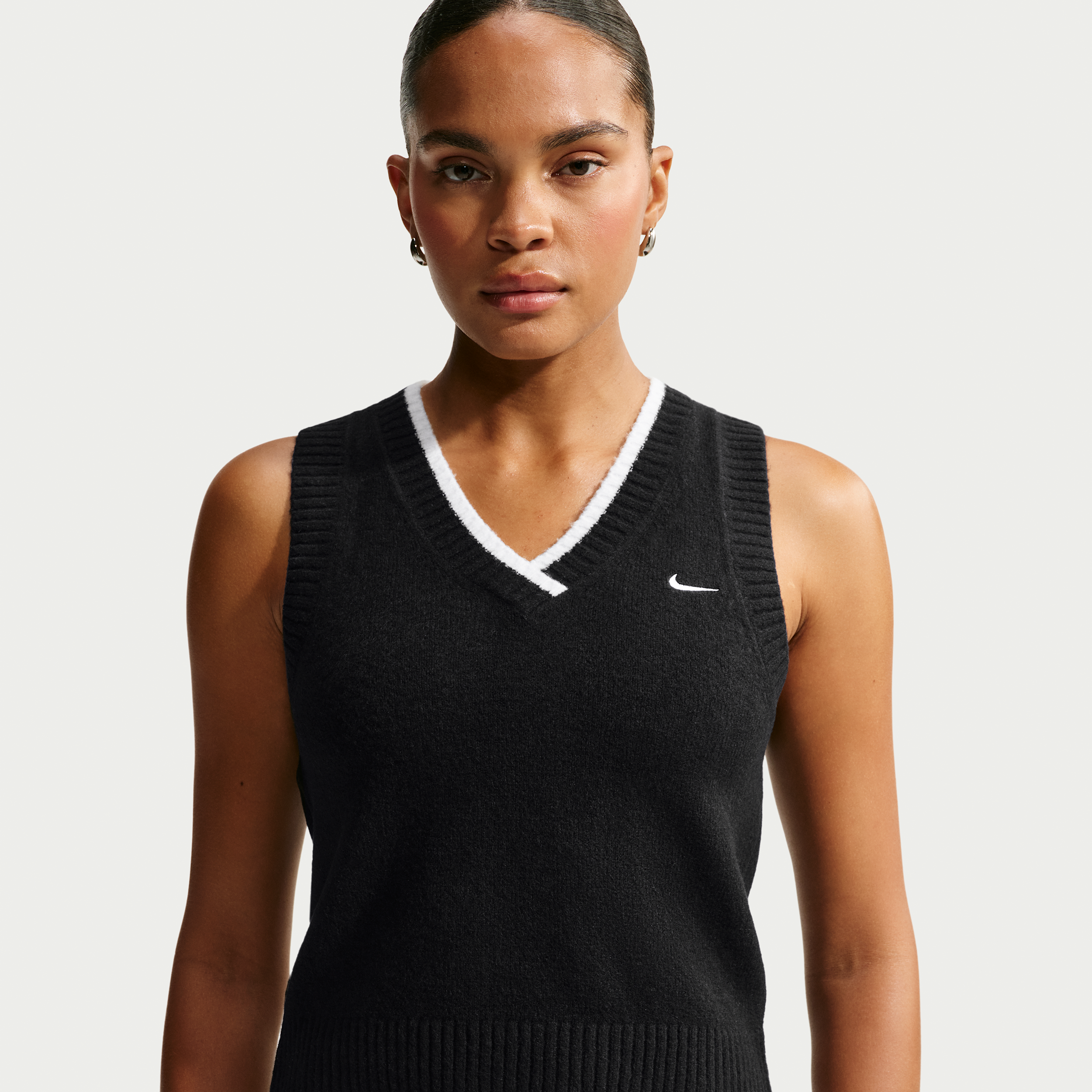 Maskinstrikket Nike Chill-sweatervest med løstsiddende pasform til kvinder - sort
