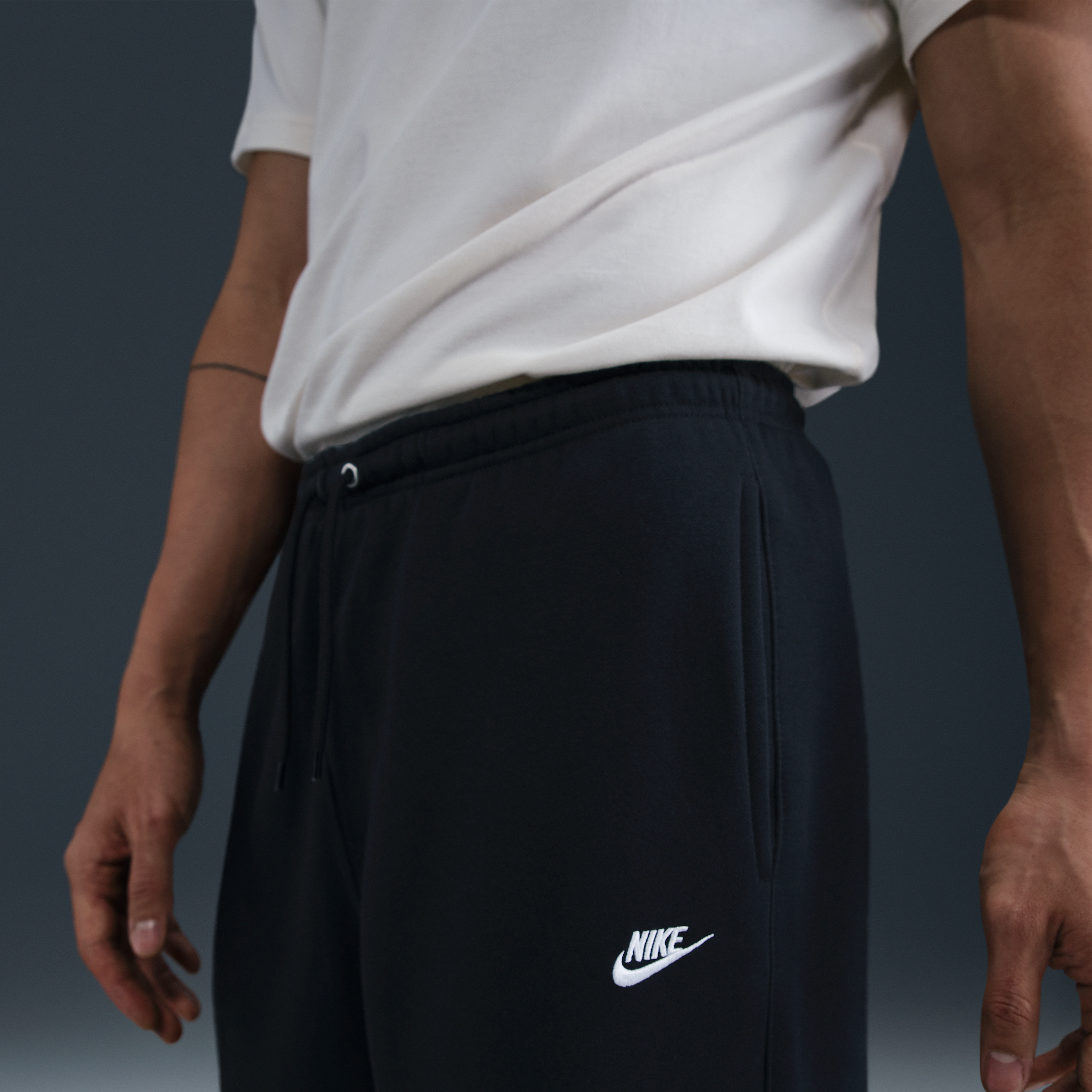 Pantalon en Fleece à ourlet ouvert Nike Club pour homme - Noir