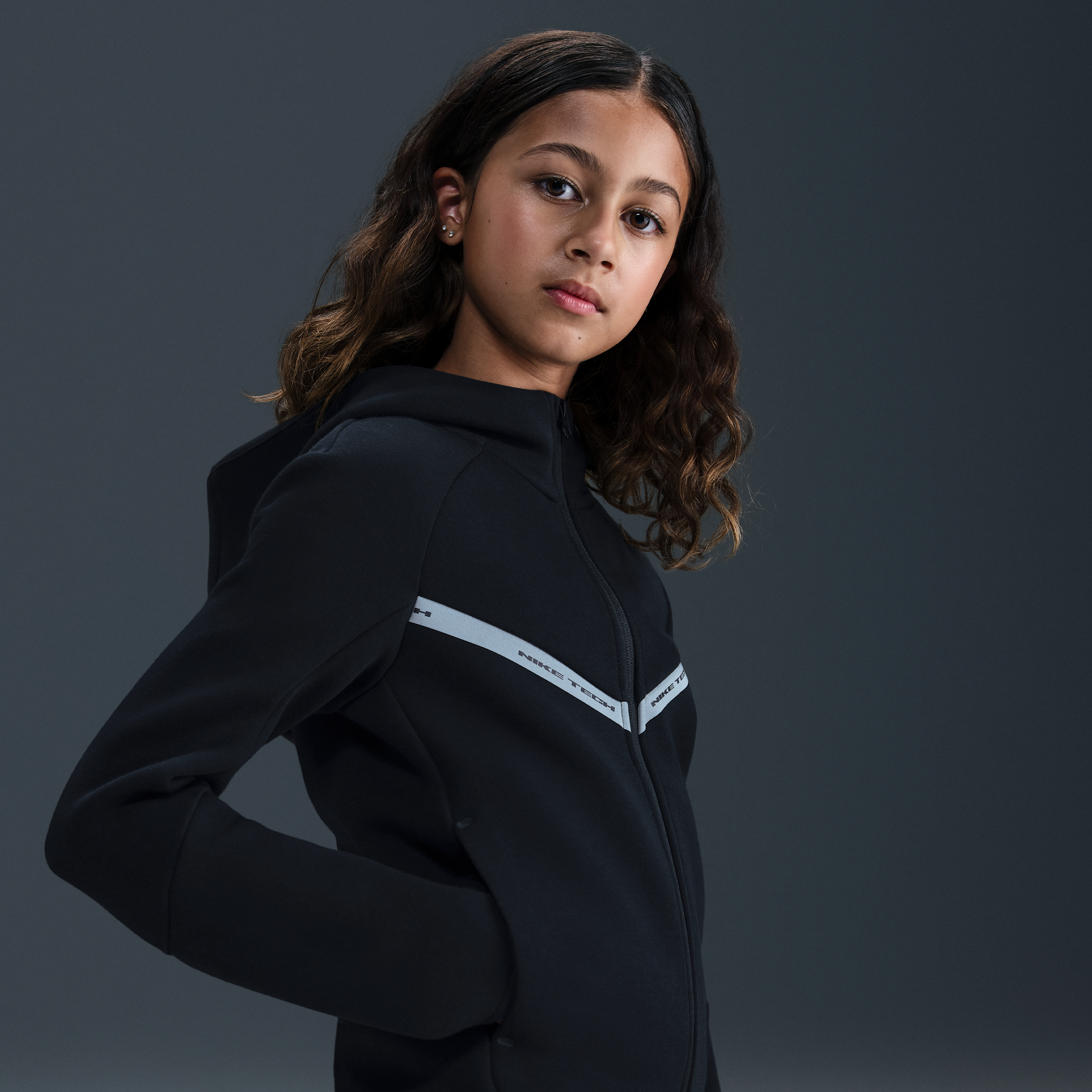 Thumbnail - Nike Tech Fleece Kapuzenjacke für ältere Kinder (Jungen) mit reflektierenden Akzenten - Schwarz
