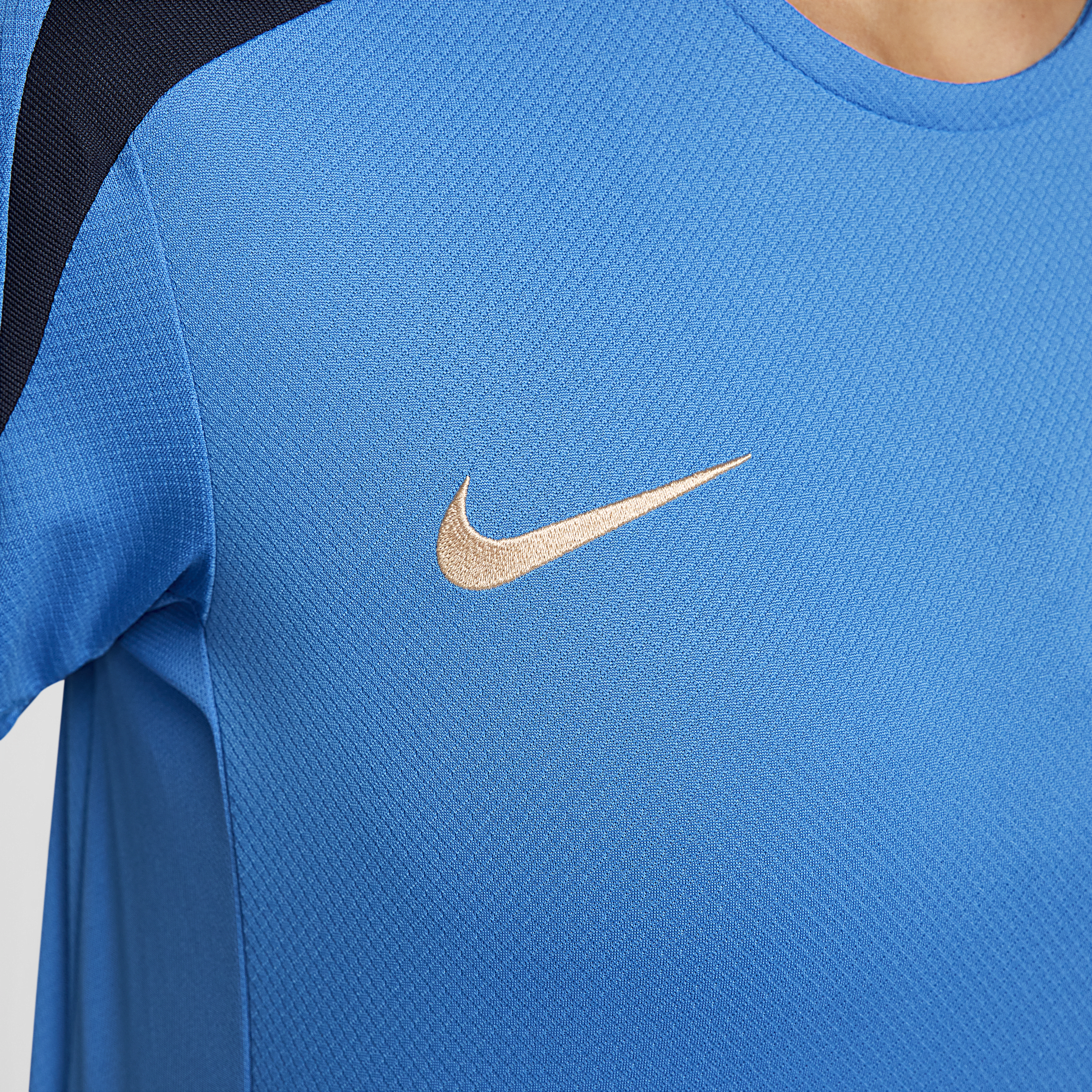 Haut de foot en maille à manches courtes Nike Dri-FIT Chelsea FC Strike pour femme - Bleu