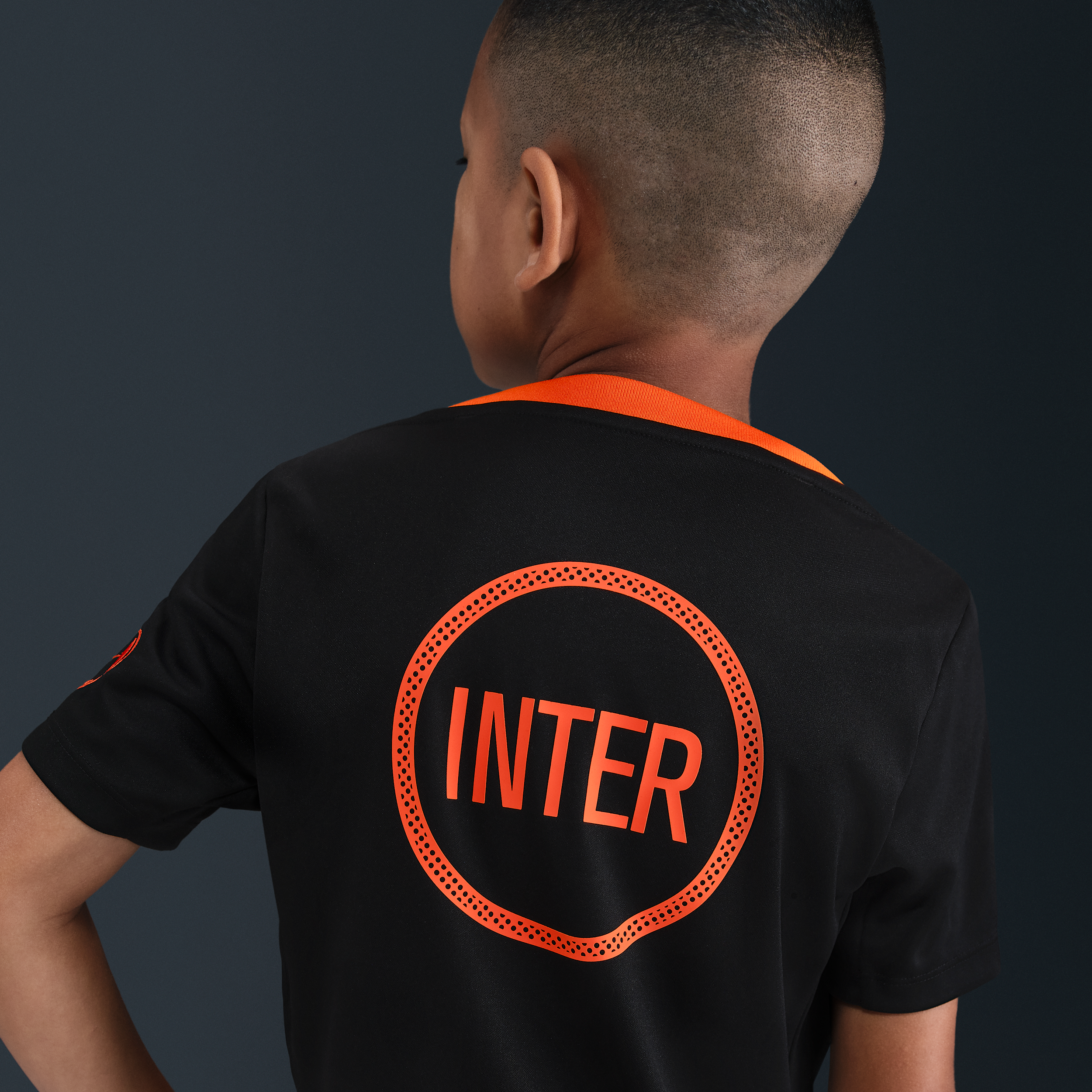Thumbnail - Inter Milan Academy Pro Third Nike Dri-FIT Total 90 Pre-Match-Fußballoberteil (ältere Kinder) - Schwarz