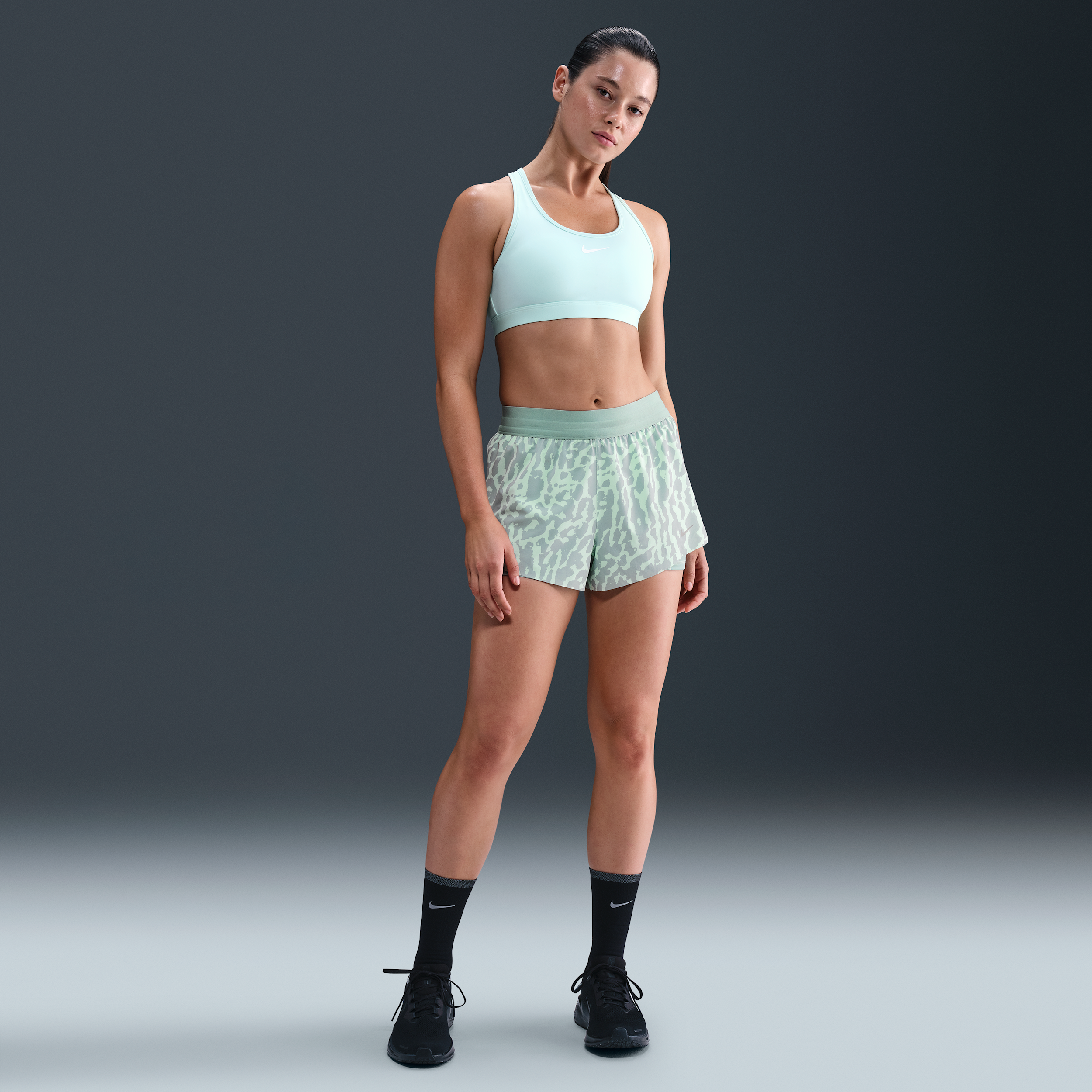 Nike Swift Dri-FIT 2-in-1 hardloopshorts met halfhoge taille en print voor dames - Groen