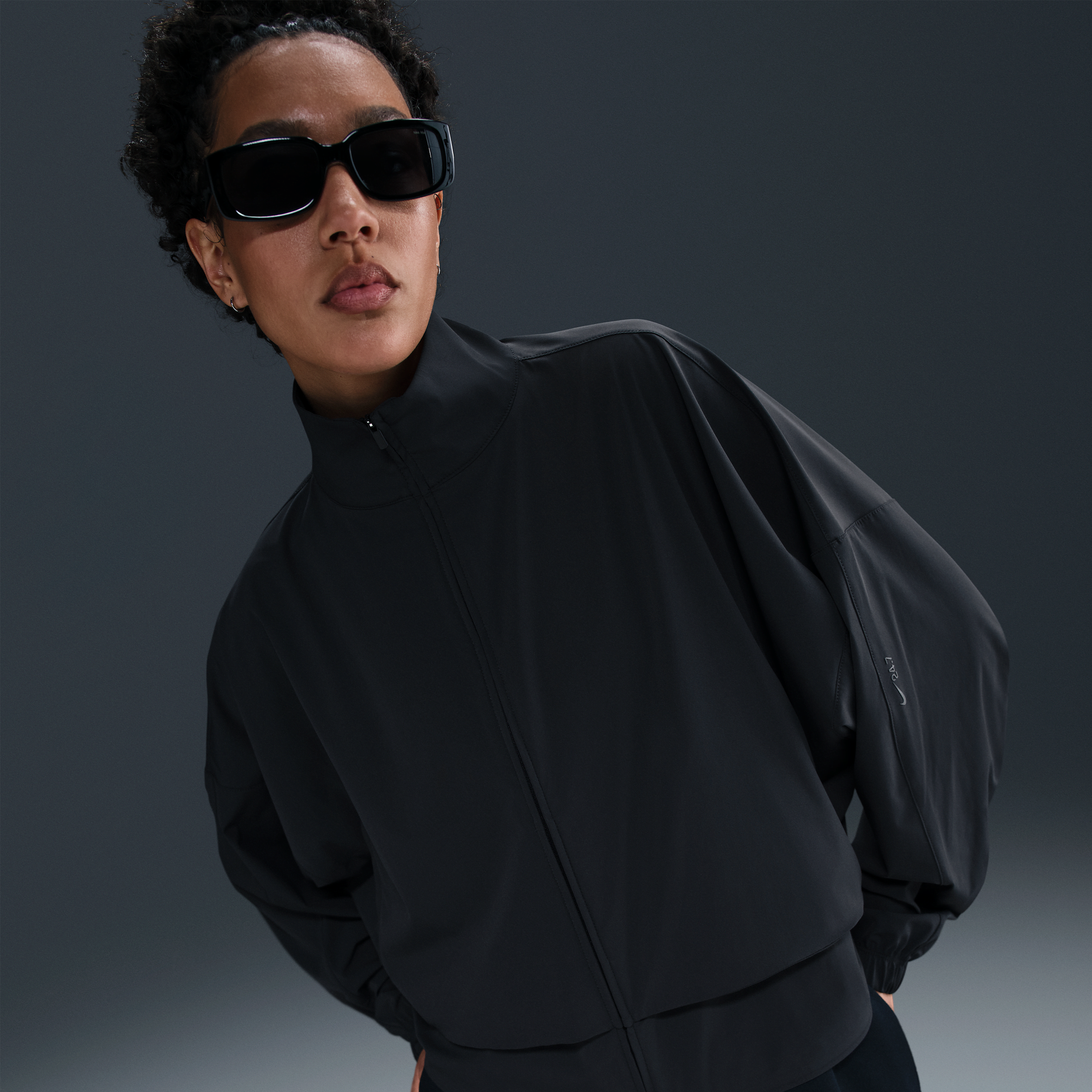 Thumbnail - Nike 24.7 PerfectStretch Dri-FIT Oversize-Jacke mit durchgehendem Reißverschluss (Damen) - Schwarz