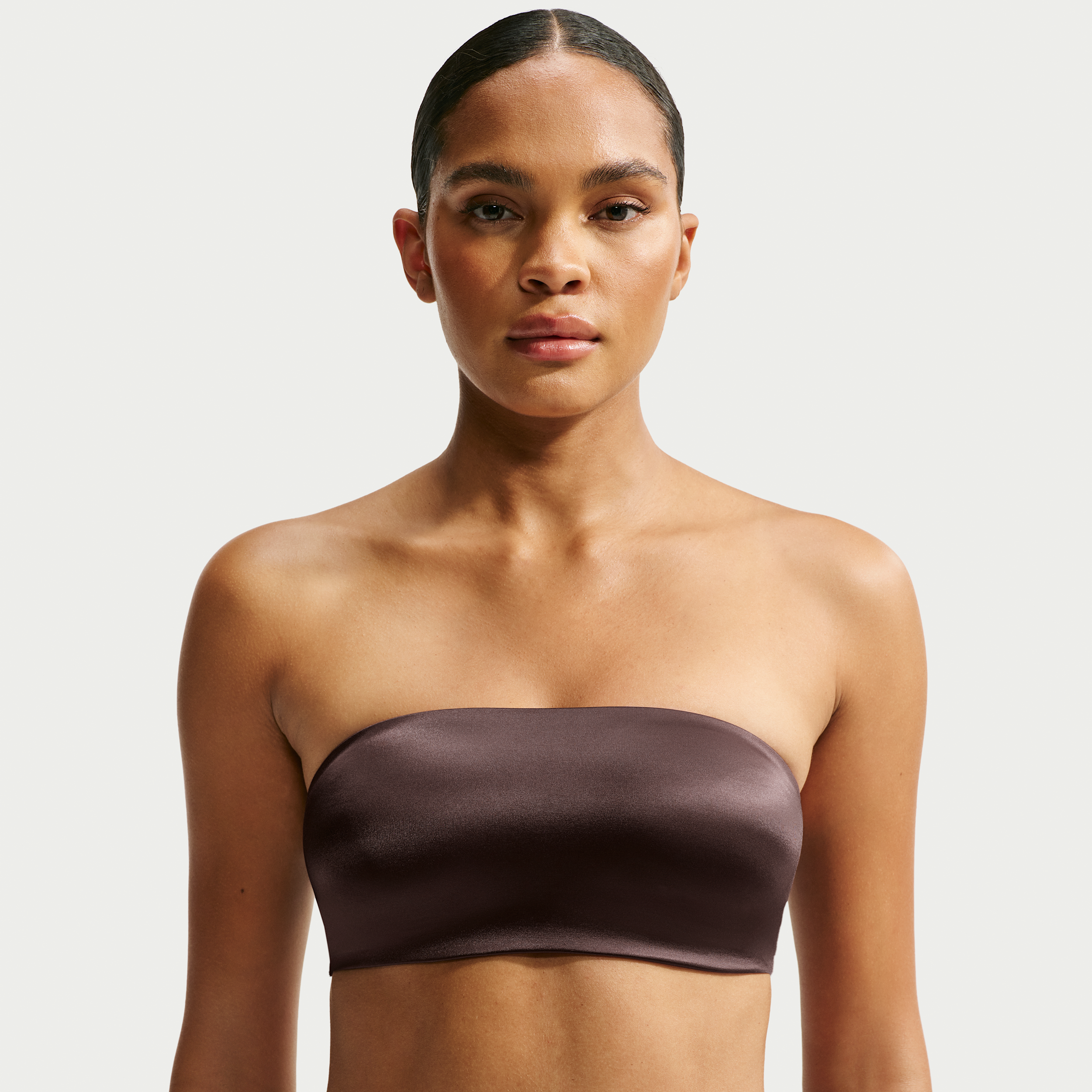 Vendbar NikeSKIMS Satin Shine Bandeau-bh til kvinder - brun
