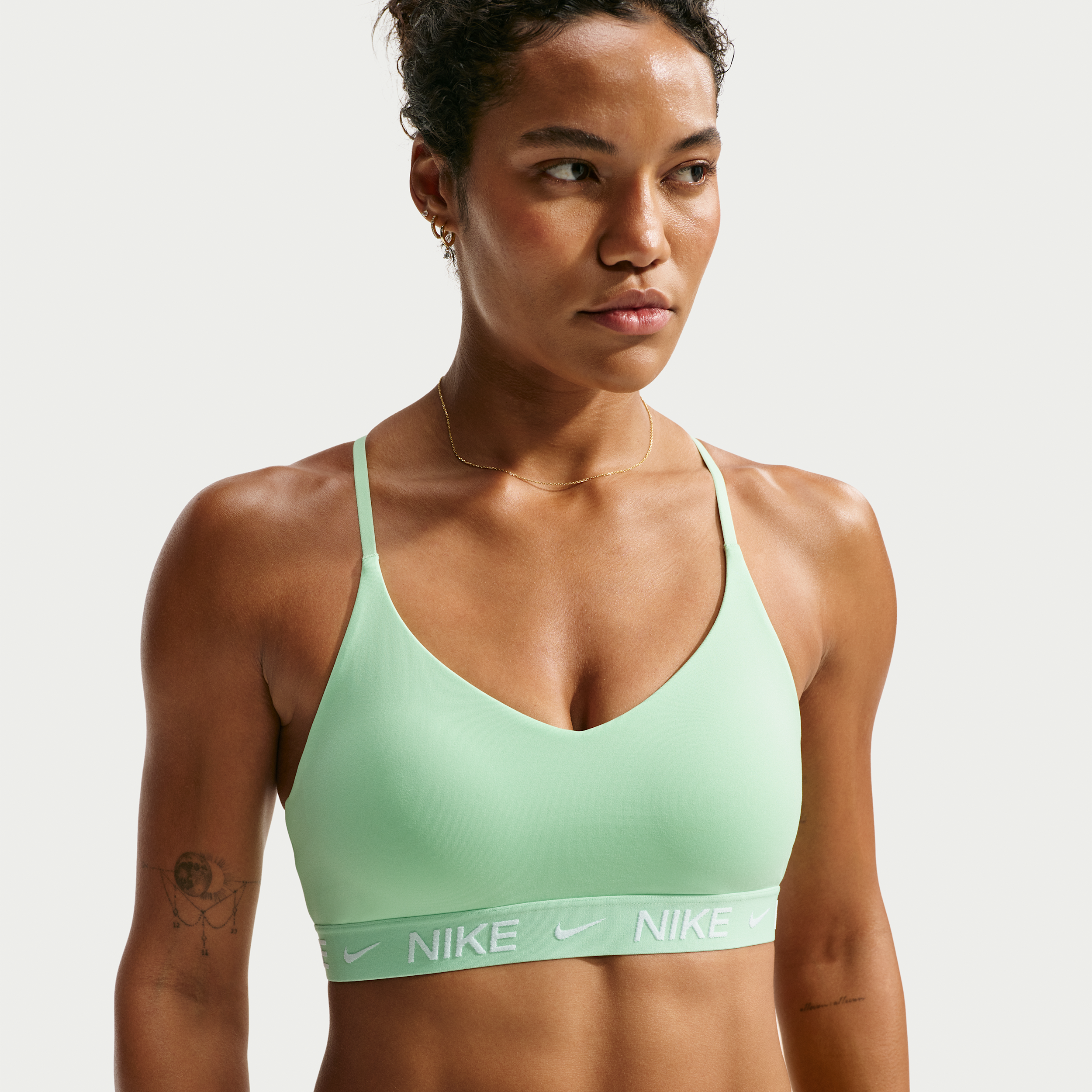 Justerbar Nike Indy-sports-bh med indlæg og let støtte til kvinder - grøn