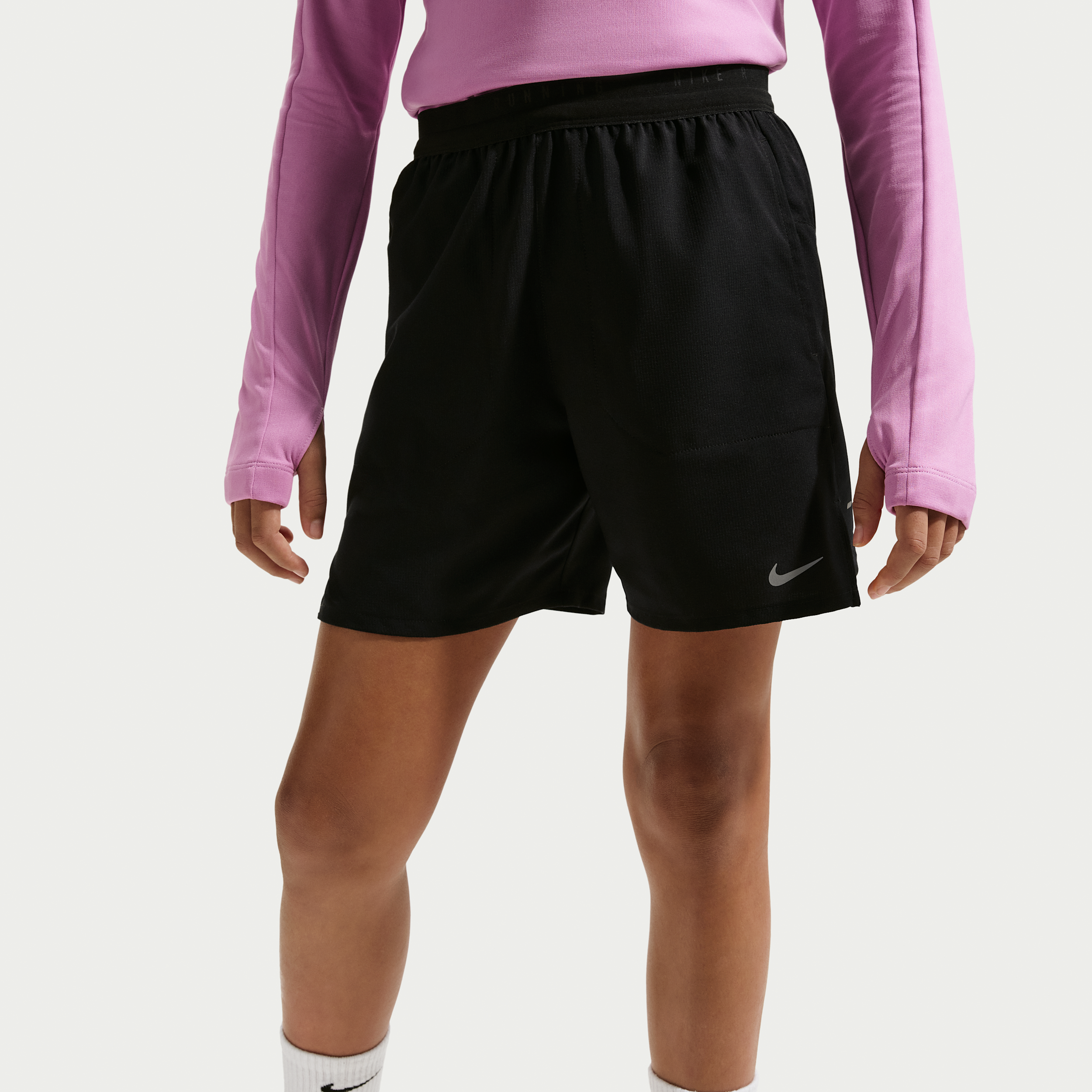 Thumbnail - Nike Stride Dri-FIT Trainingsshorts (ältere Kinder) - Schwarz