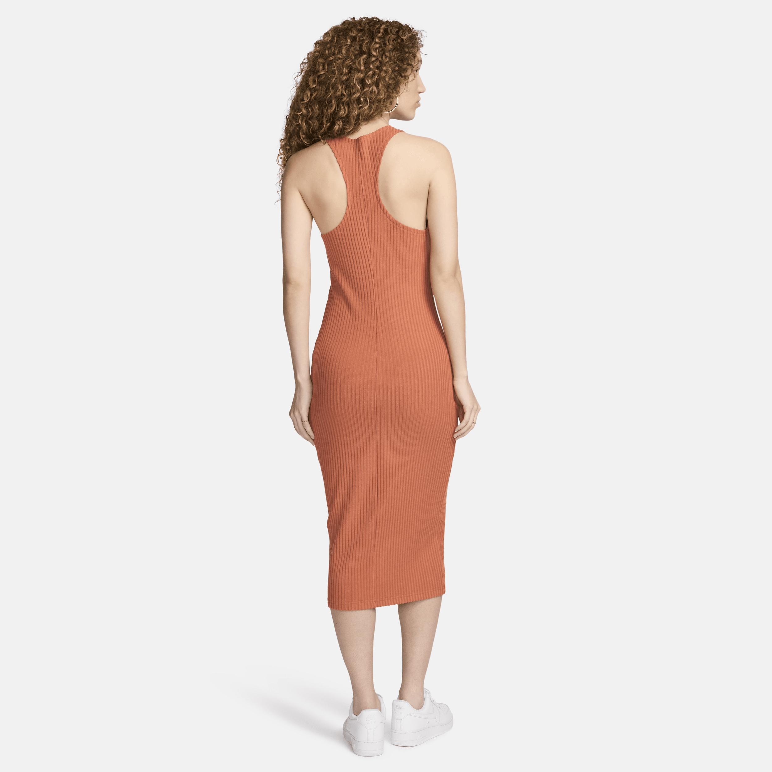 Nike Sportswear Chill Knit aansluitende mouwloze geribbelde midi jurk Oranje