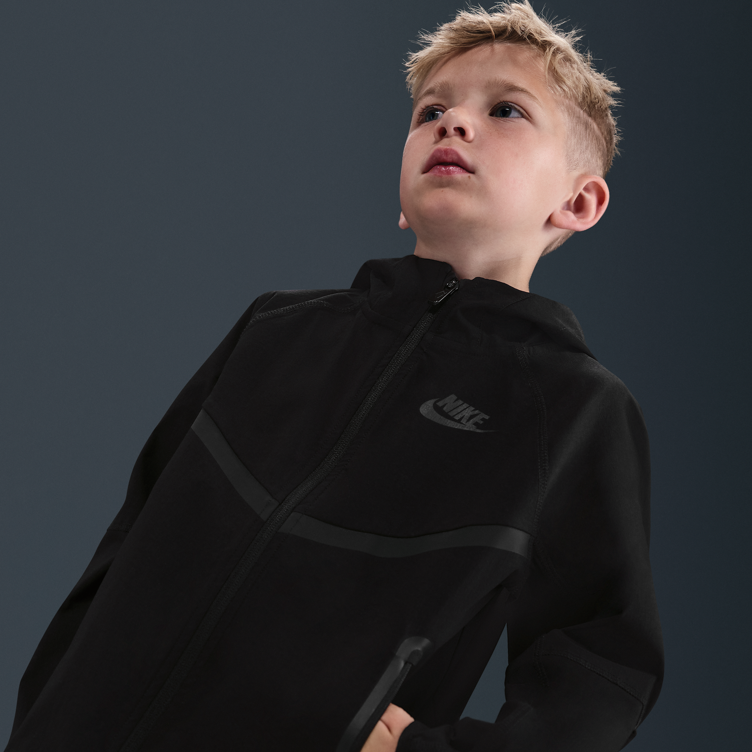 Thumbnail - Nike Dri-FIT zweiteiliges Tech Woven-Set mit durchgehendem Reißverschluss (jüngere Kinder) - Schwarz