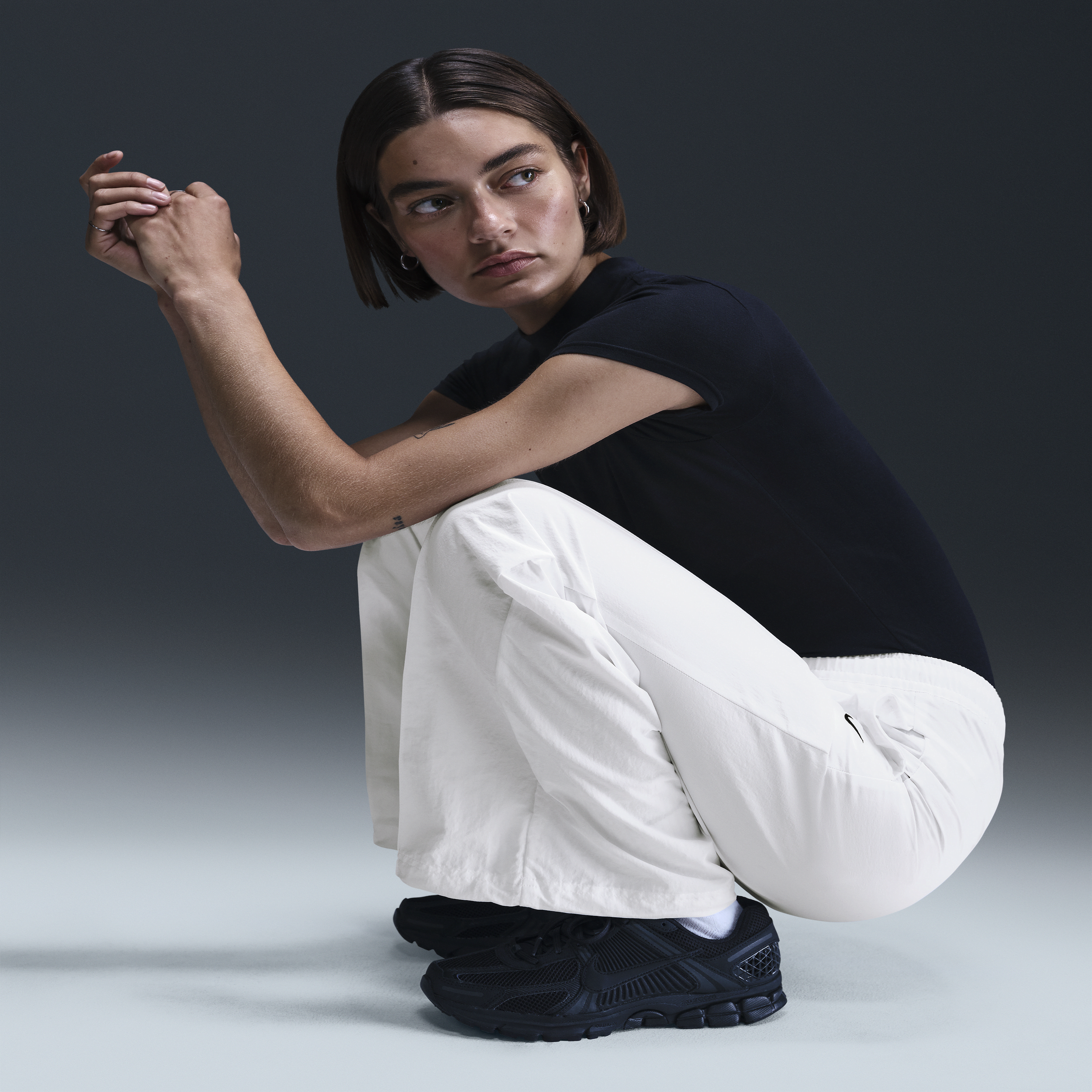 Pantalon taille mi-haute à ourlet ouvert Nike Sportswear Everything Wovens pour femme - Blanc