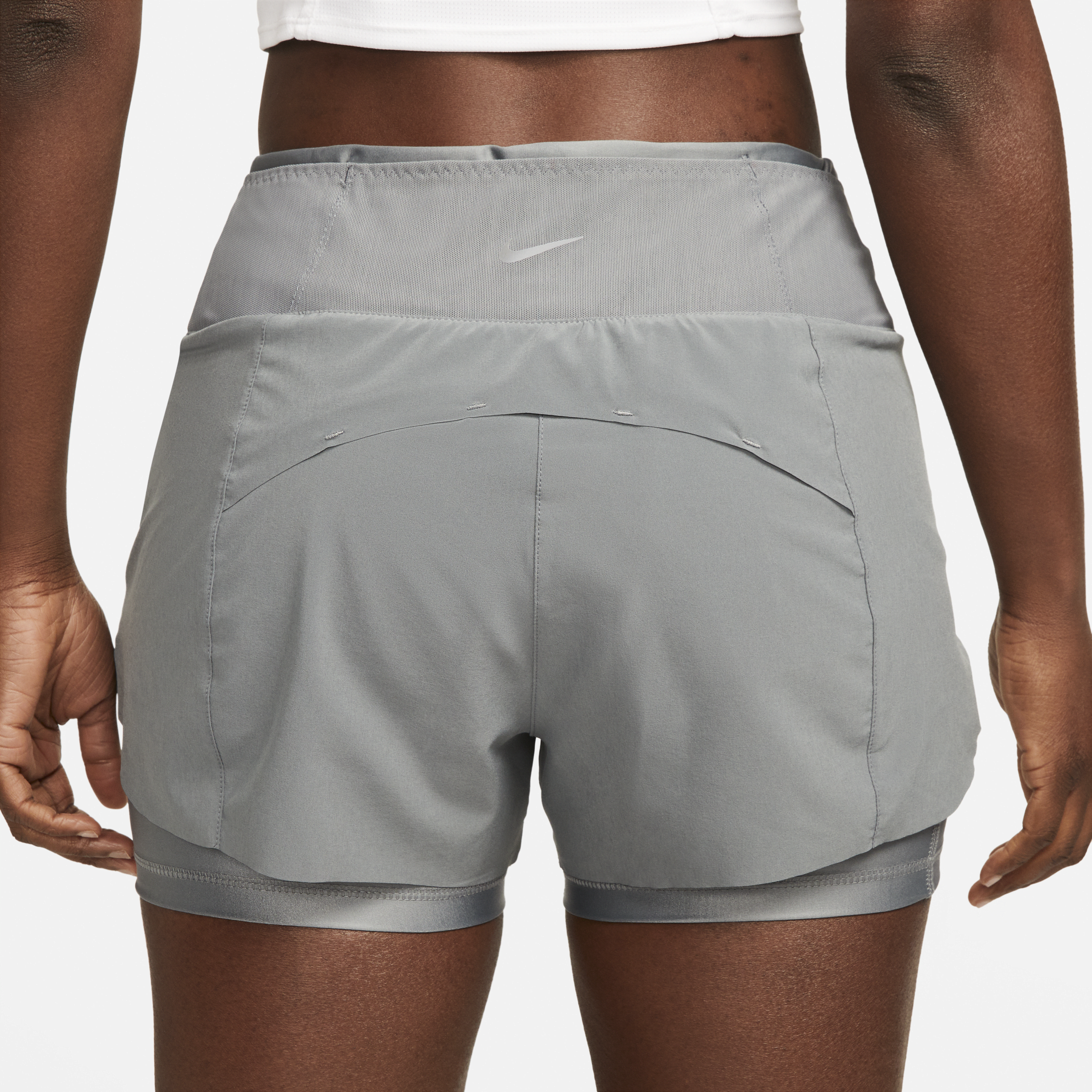 Short de running 2-en-1 avec poches taille mi-basse 8 cm Nike Dri-FIT Swift pour femme - Gris