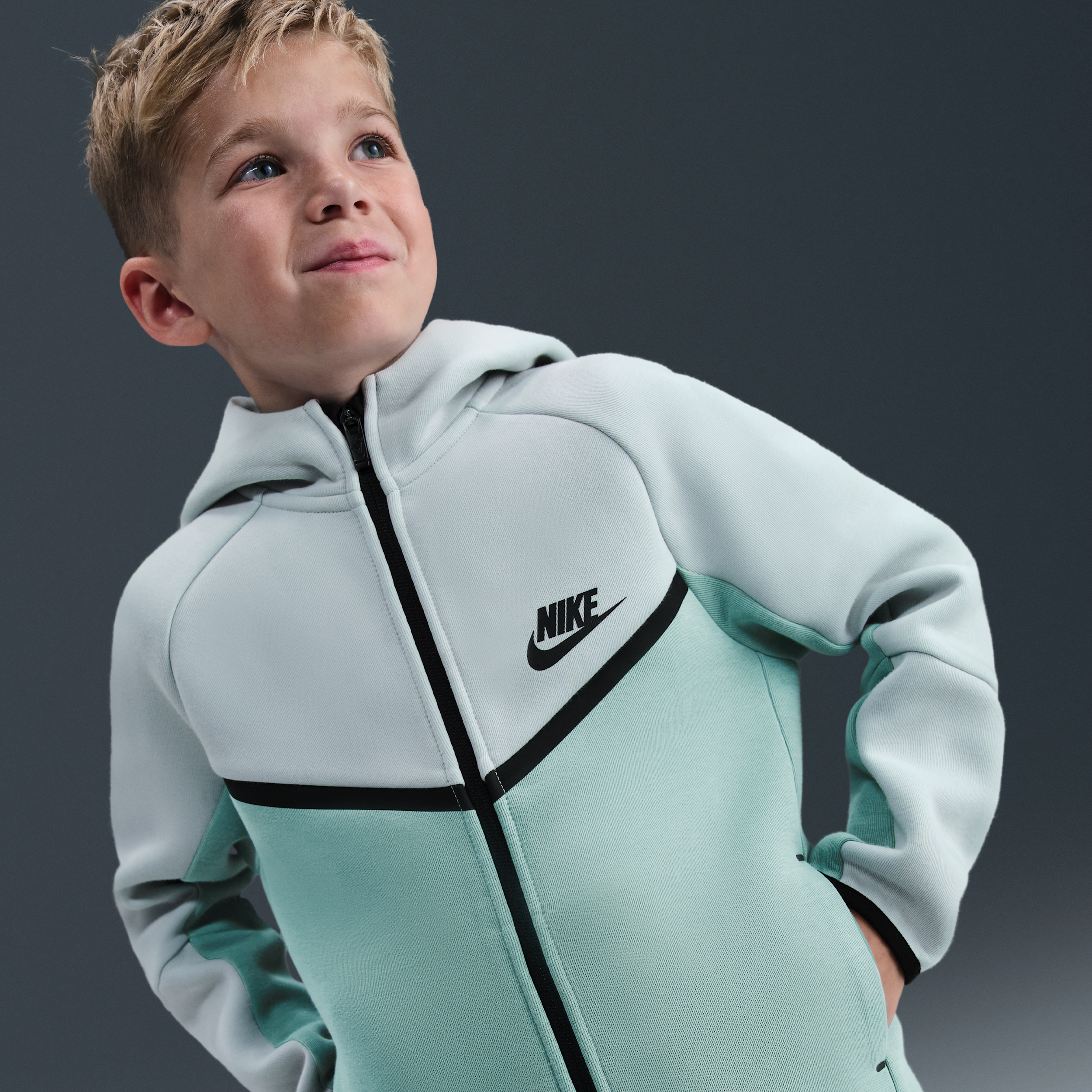 Thumbnail - Nike zweiteiliges Tech Fleece-Set mit durchgehendem Reißverschluss (jüngere Kinder) - Grün