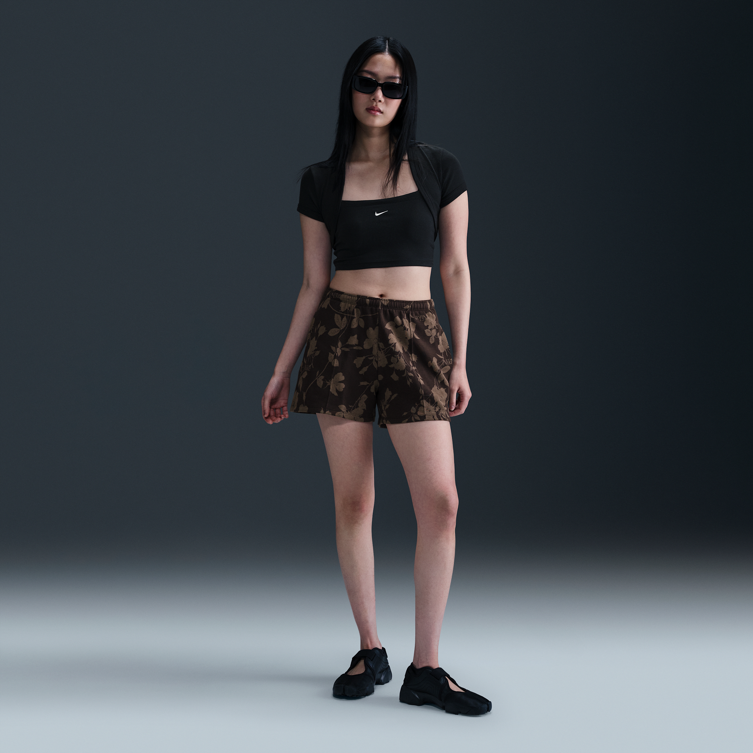 Nike Chill Terry shorts van sweatstof met print en halfhoge taille voor dames - Bruin