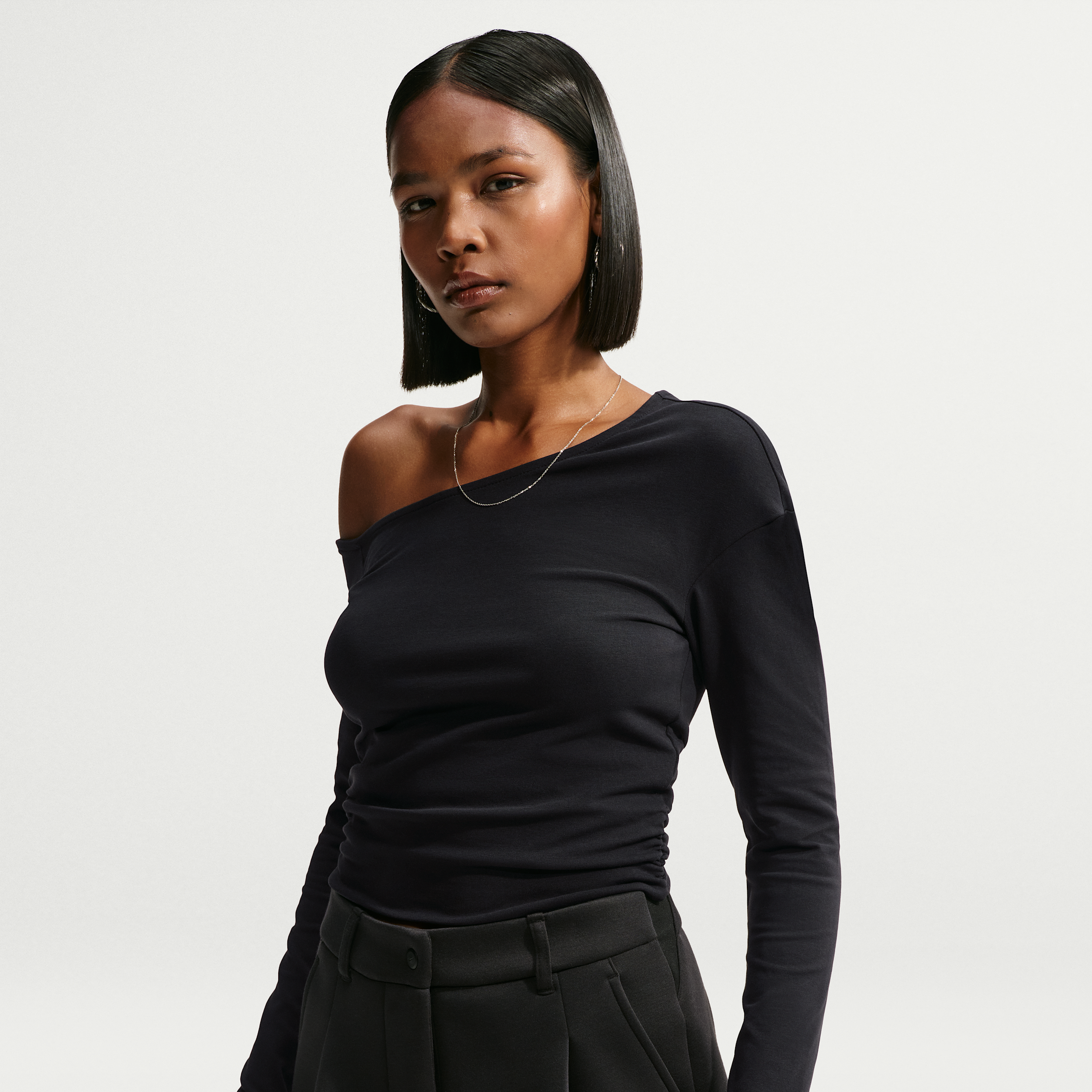 Off-shoulder Nike -top med tætsiddende pasform og lange ærmer til kvinder - sort