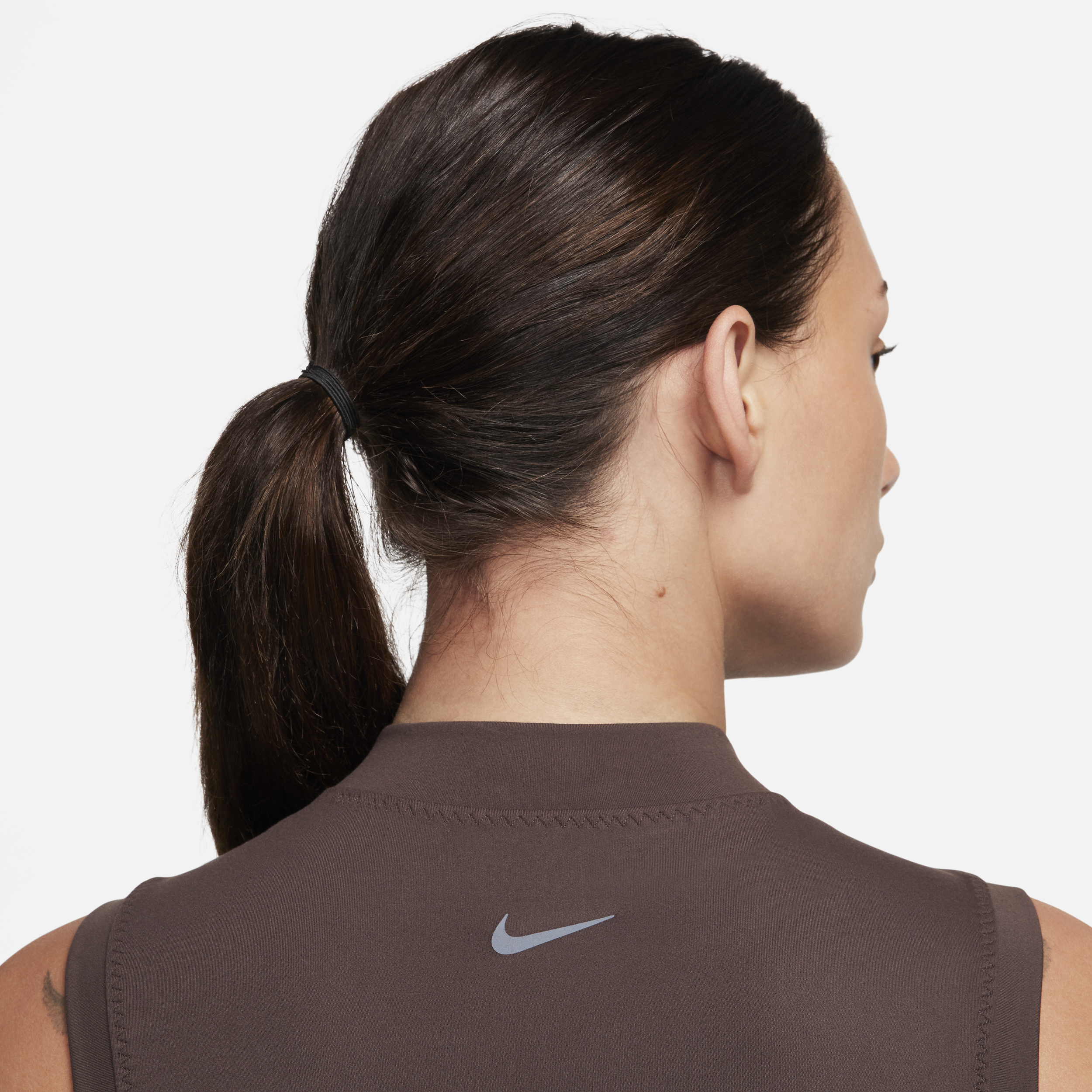 Nike One Fitted korte tanktop met Dri-FIT en opstaande kraag voor dames Bruin