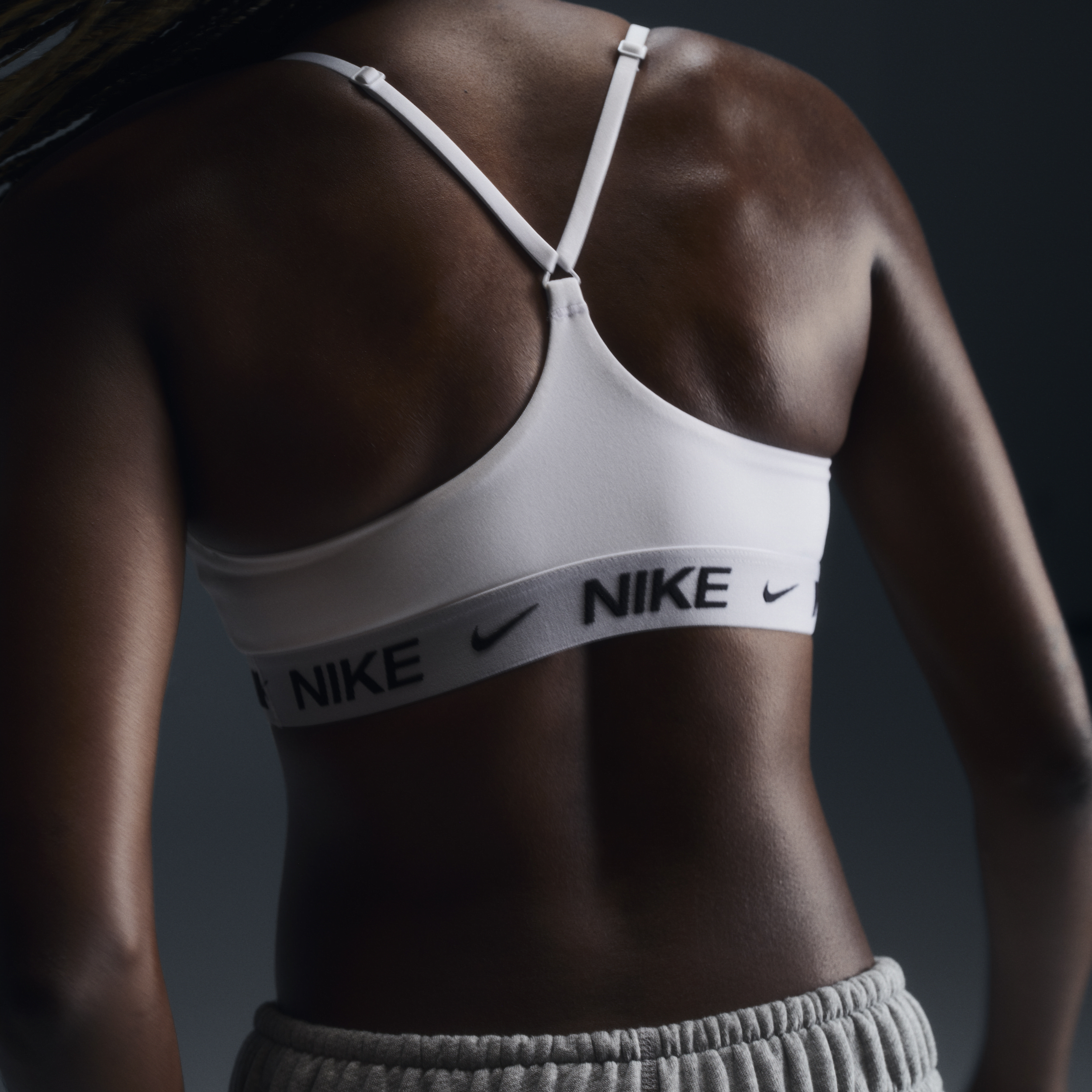 Brassière de sport réglable rembourrée à maintien léger Nike Indy pour femme - Blanc