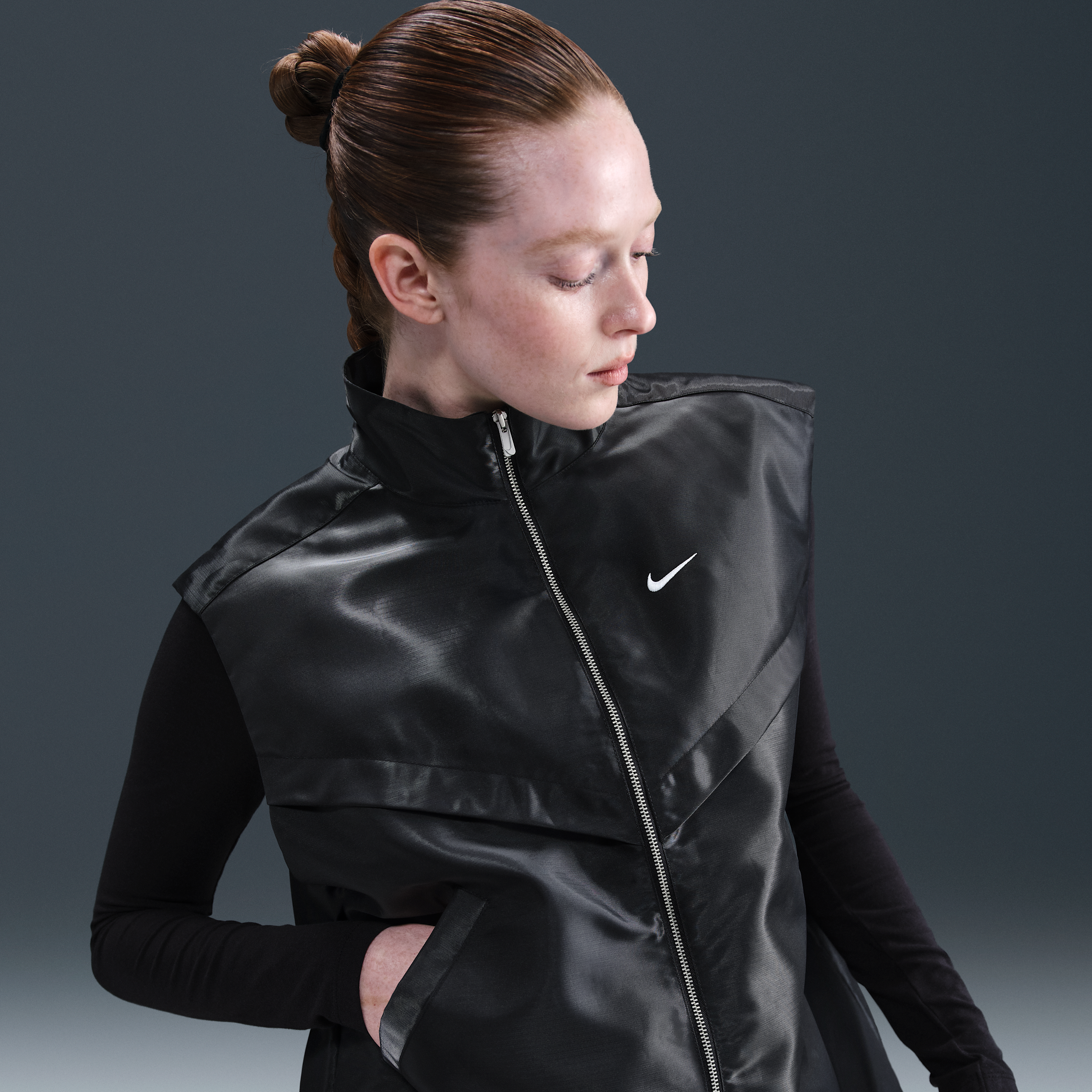Nike Sportswear Windrunner glanzende bodywarmer voor dames Zwart