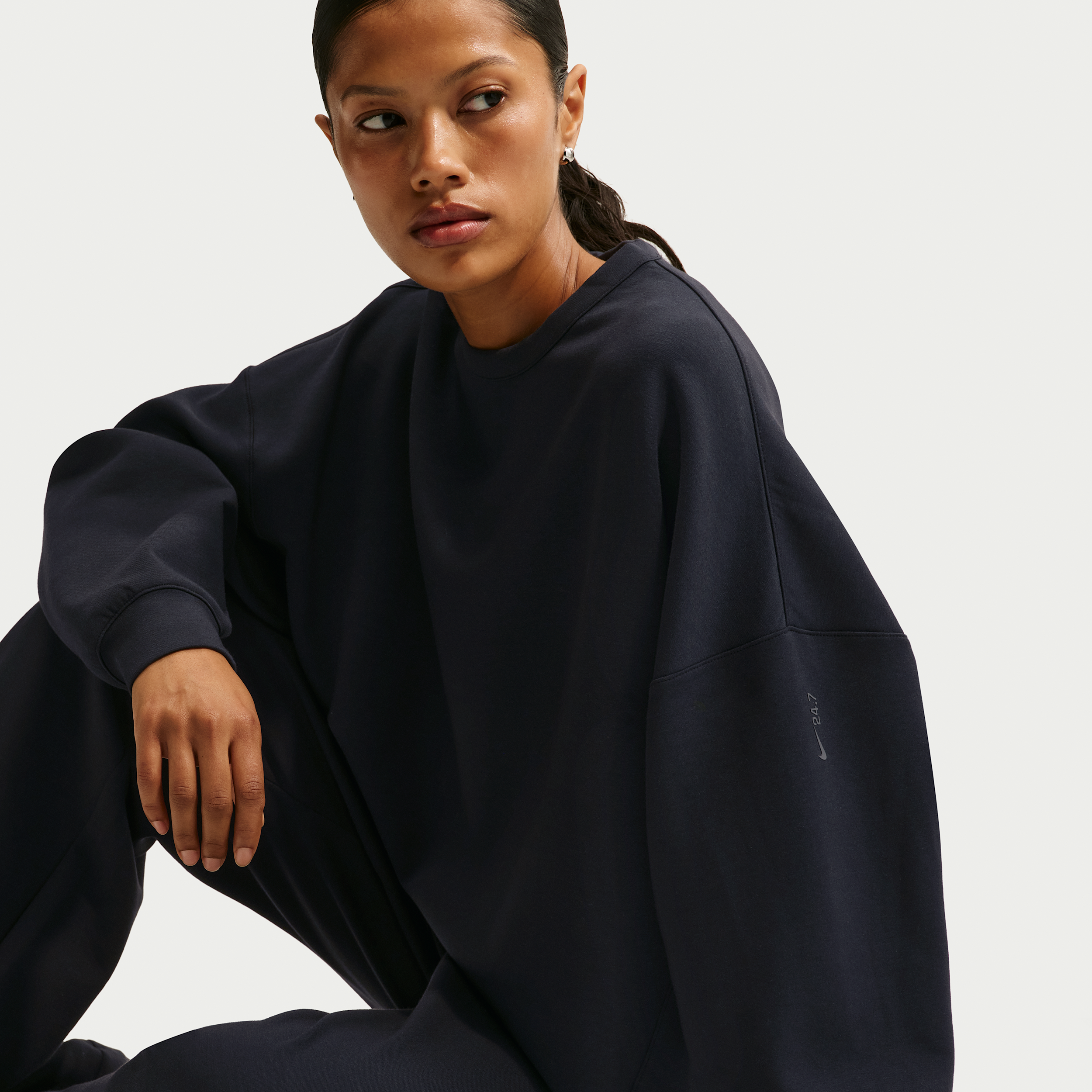 Thumbnail - Nike 24.7 ImpossiblySoft Oversize-Rundhalsshirt mit Dri-FIT-Technologie (Damen) - Schwarz