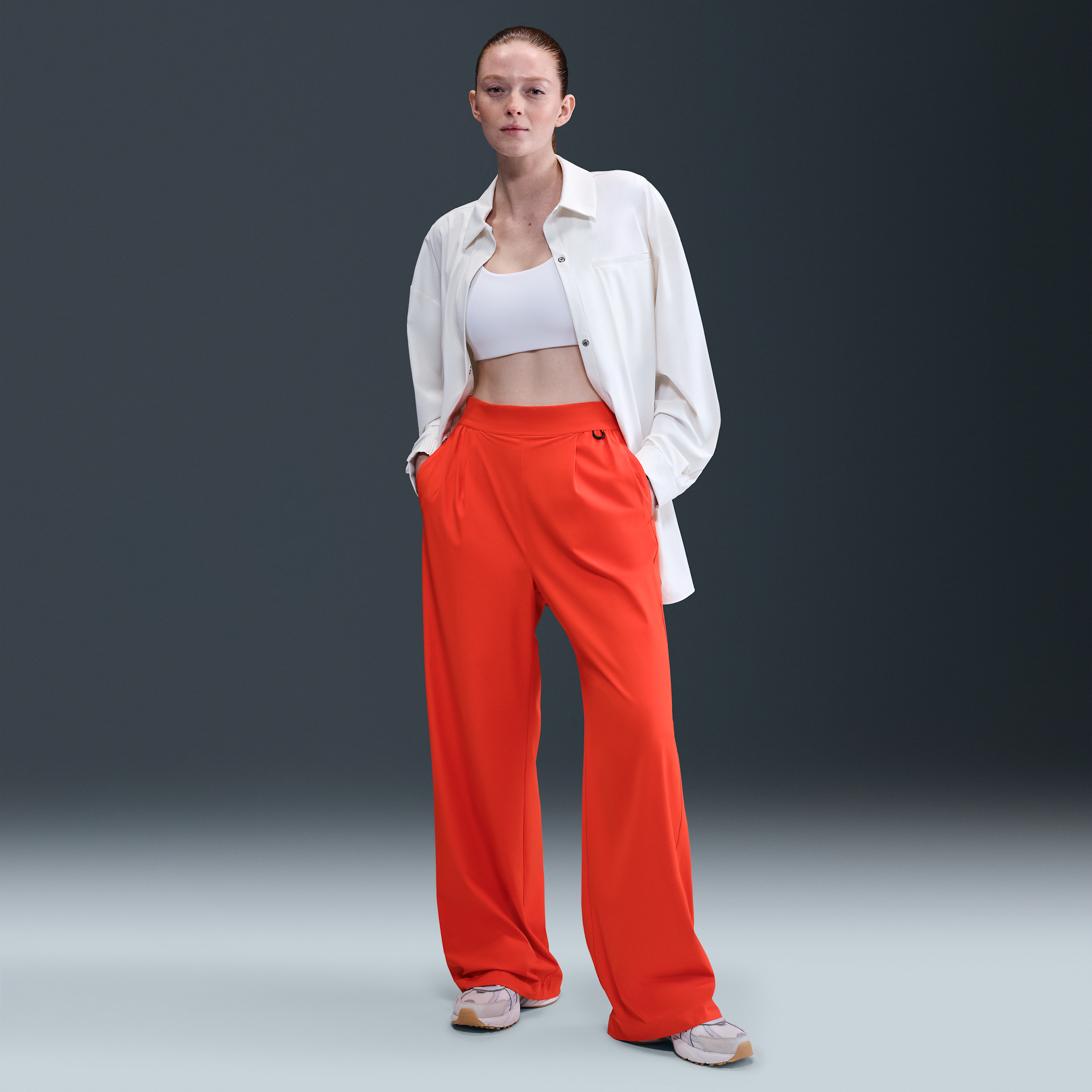 Thumbnail - Nike 24.7 PerfectStretch Dri-Fit-Hose mit hohem Bund und weitem Bein (Damen) - Rot