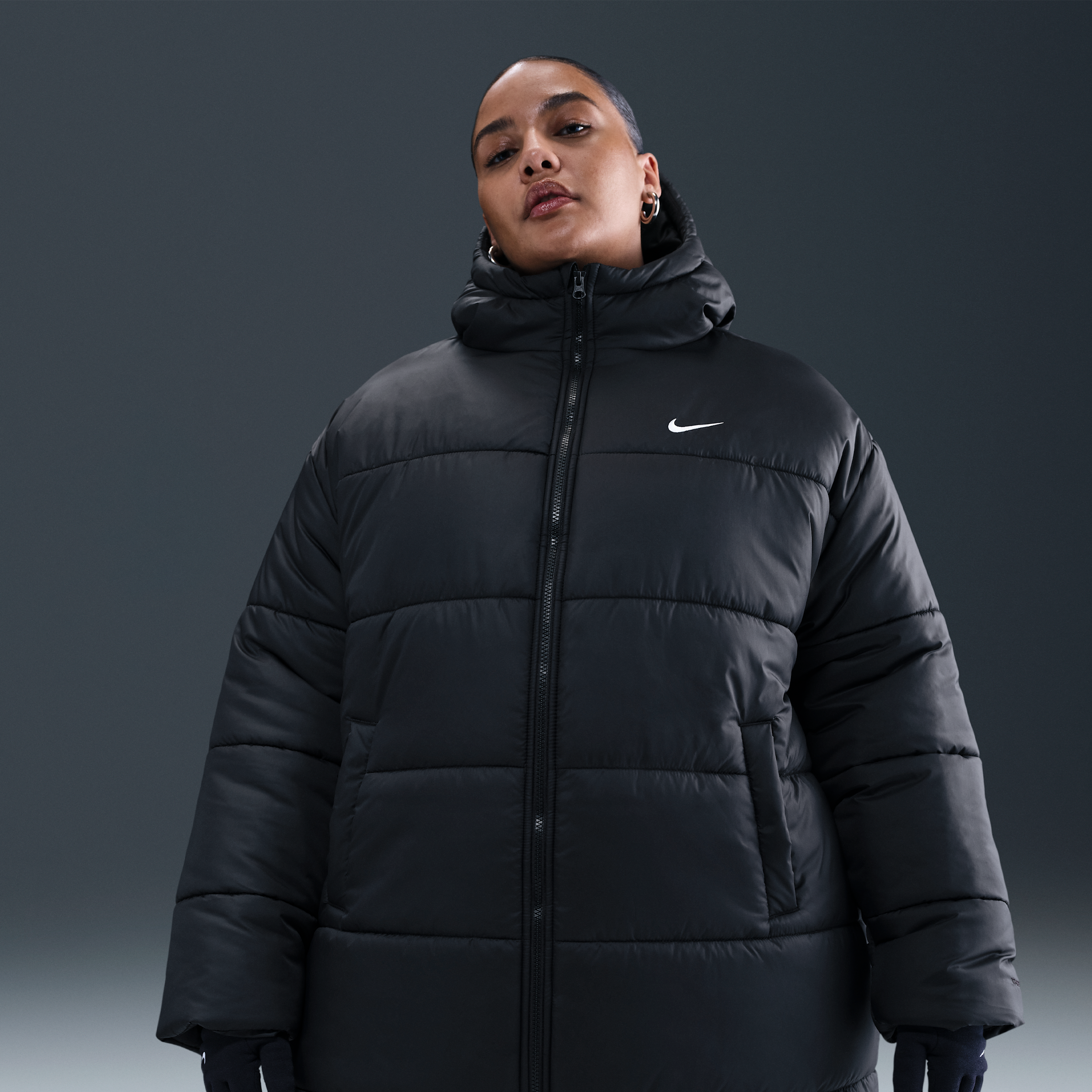 Thumbnail - Nike Classic lockerer Therma-FIT Parka (Damen, große Größen) - Schwarz