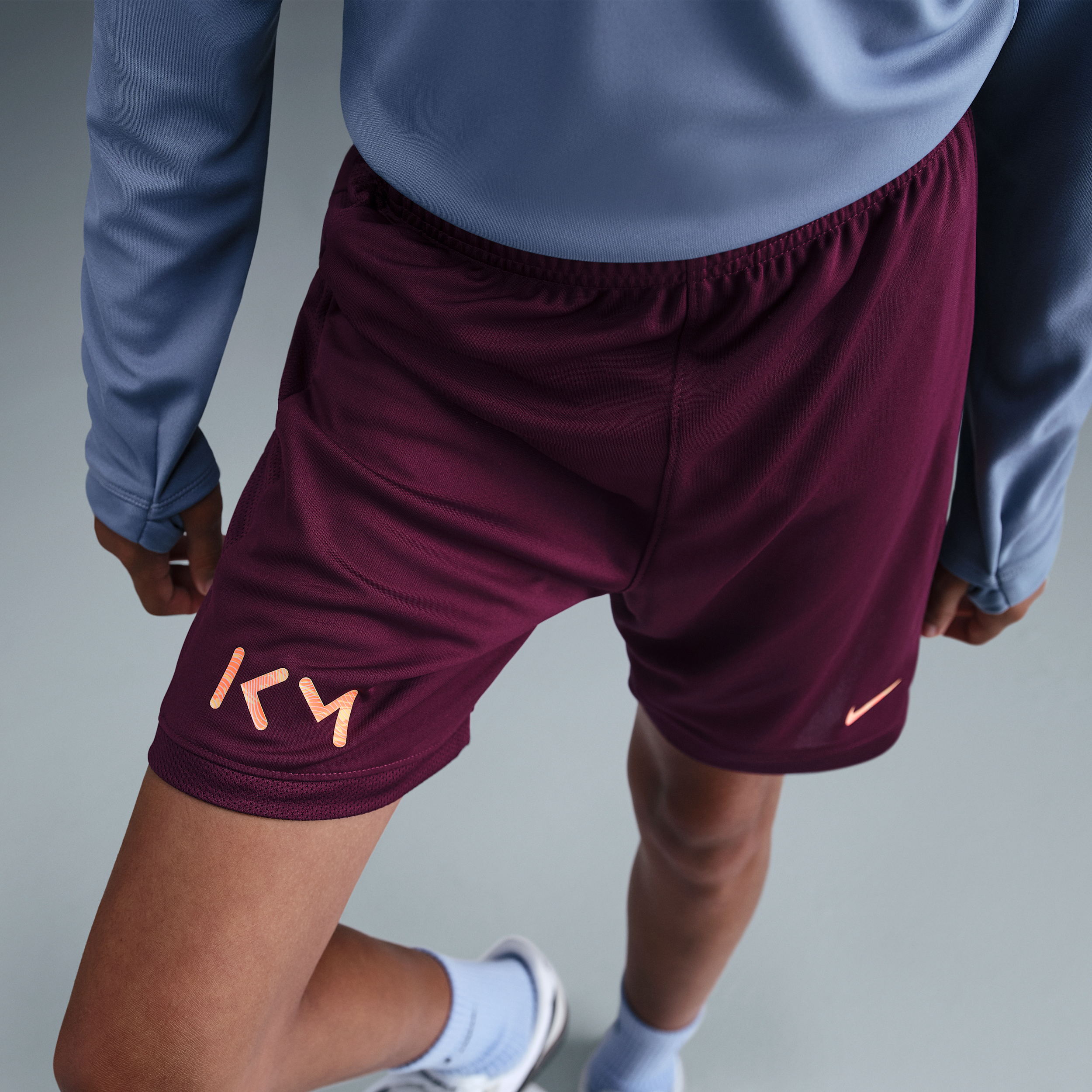 Thumbnail - Kylian Mbappé Academy Nike Dri-FIT-Fußballshorts (ältere Kinder) - Rot