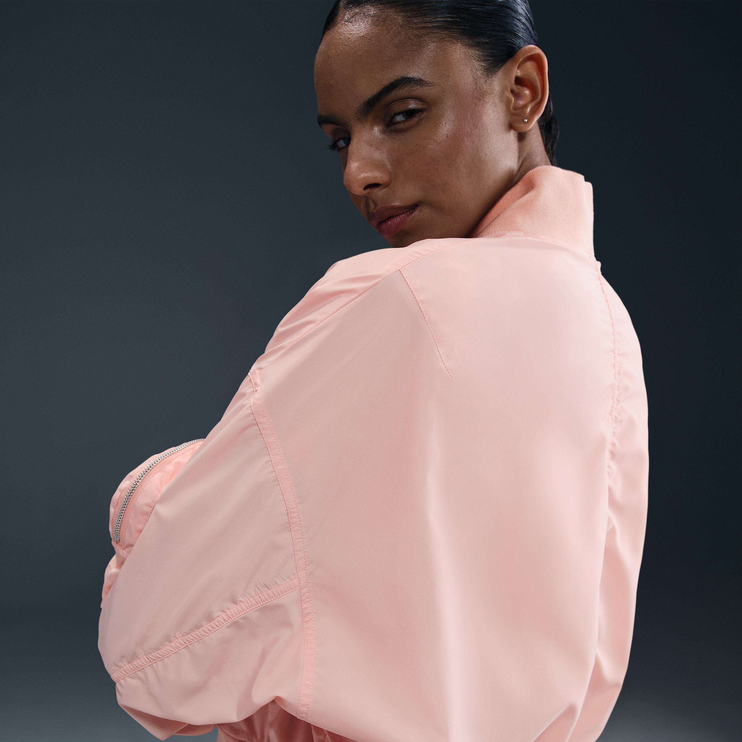 Thumbnail - FFF Essential Nike Football Oversize-Bomberjacke (Damen) - Pink