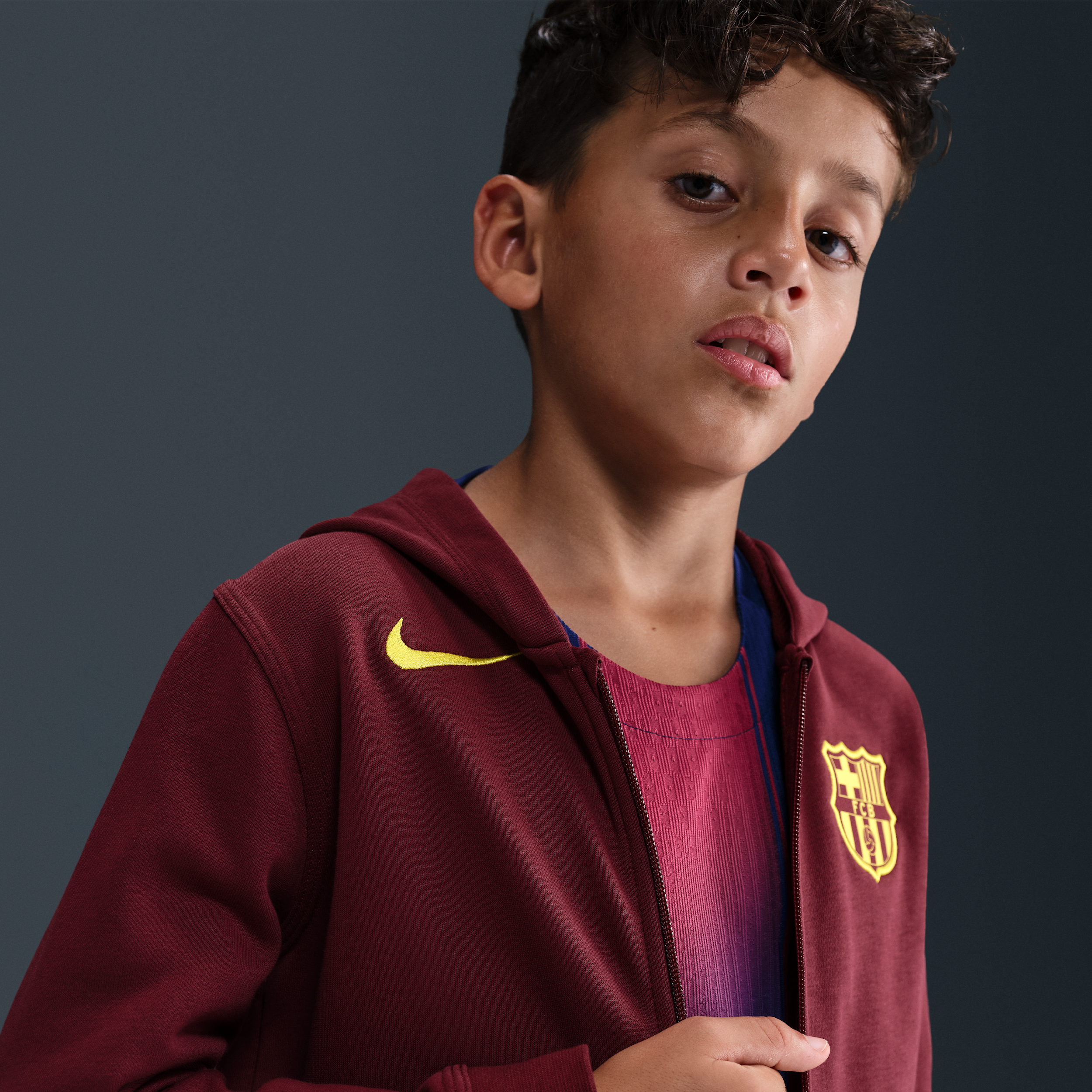 Thumbnail - FC Barcelona Club Fourth Nike Fußball Kapuzenjacke für ältere Kinder (Jungen) - Rot