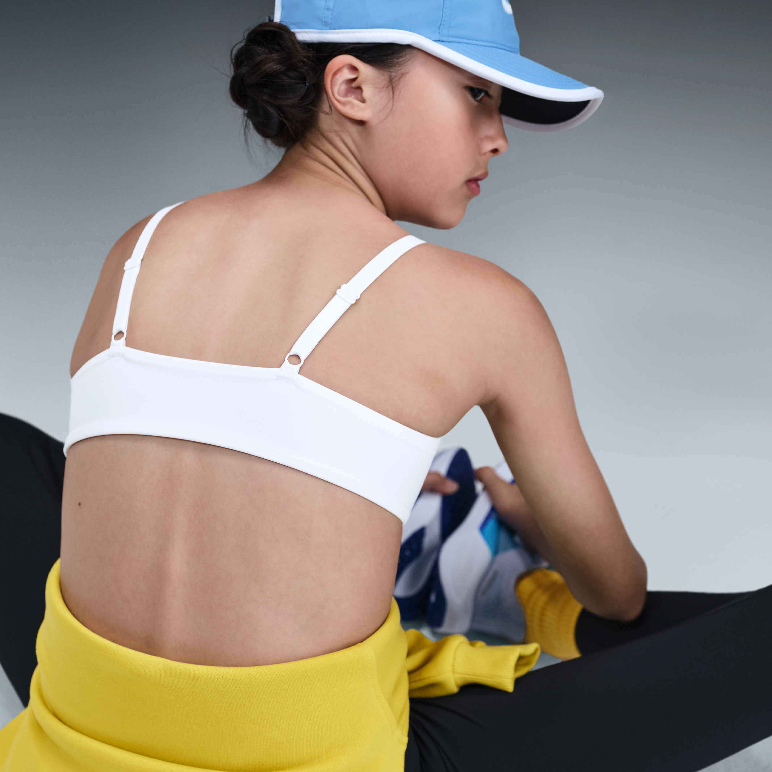 Thumbnail - Nike Alate Sport-BH für junge Athlet:innen - Weiß