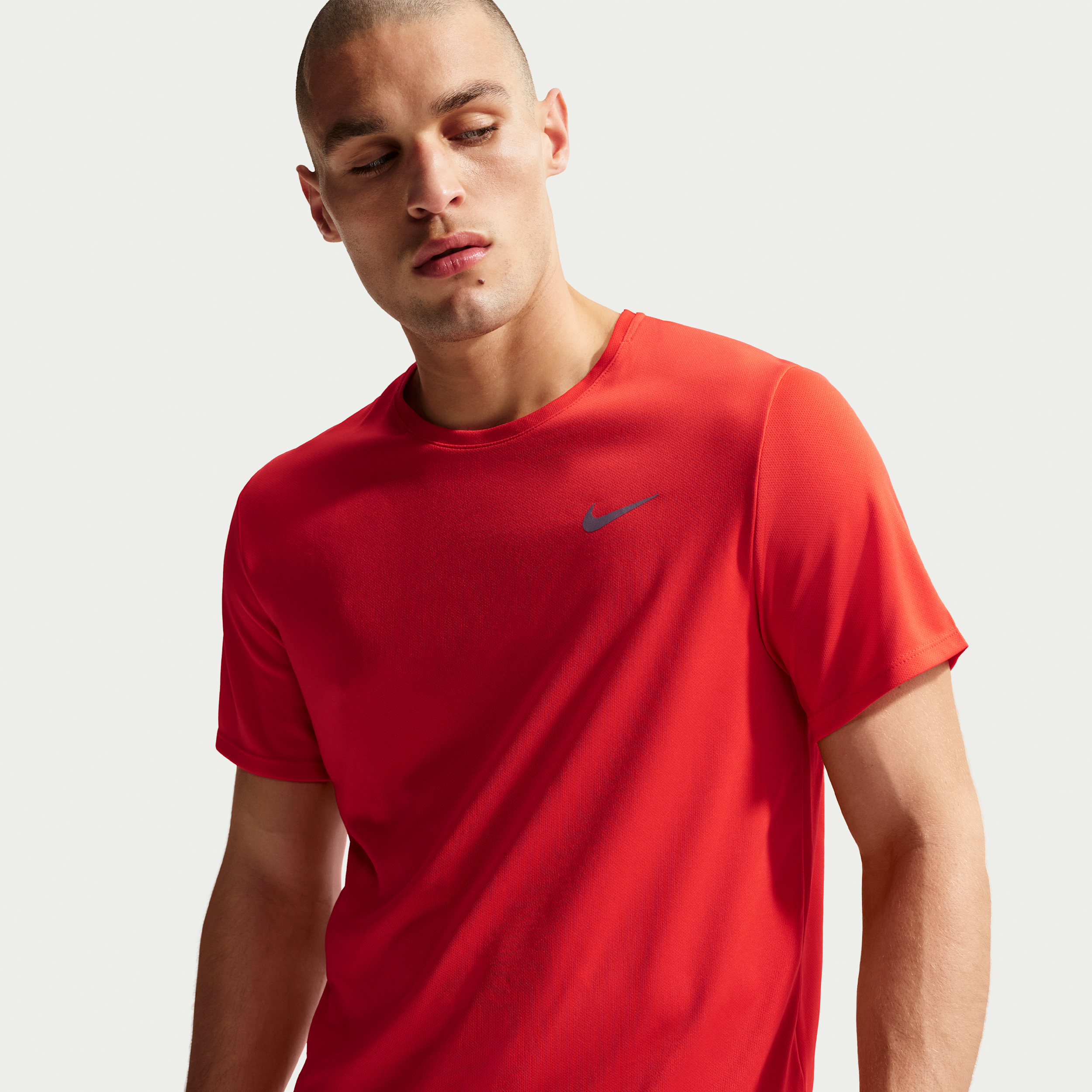 Thumbnail - Nike Miler Nike Dri-FIT UV Kurzarm-Laufoberteil für Herren - Rot