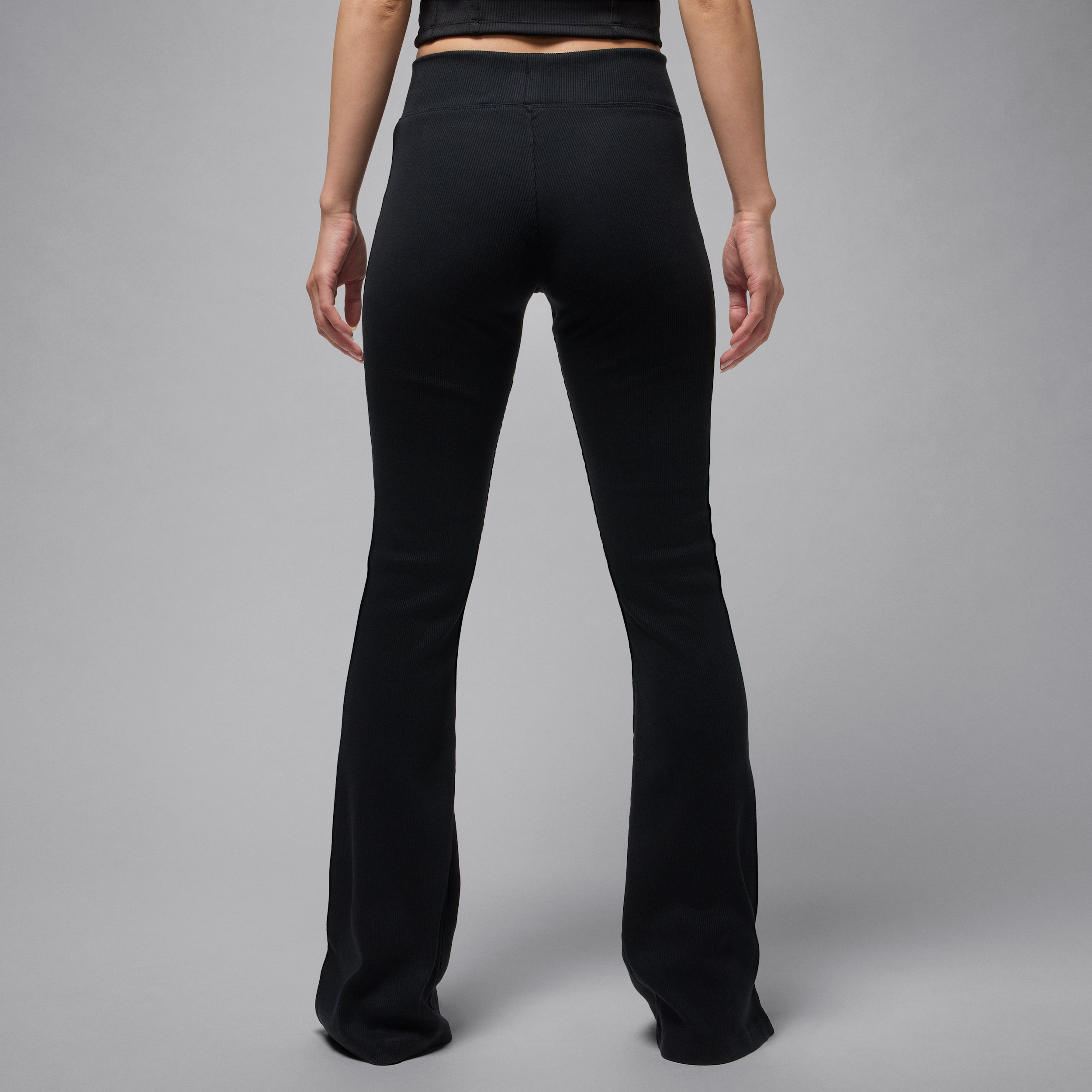 Thumbnail - Jordan Brooklyn Essentials Leggings mit mittelhohem Bund und ausgestelltem Bein (Damen) - Schwarz