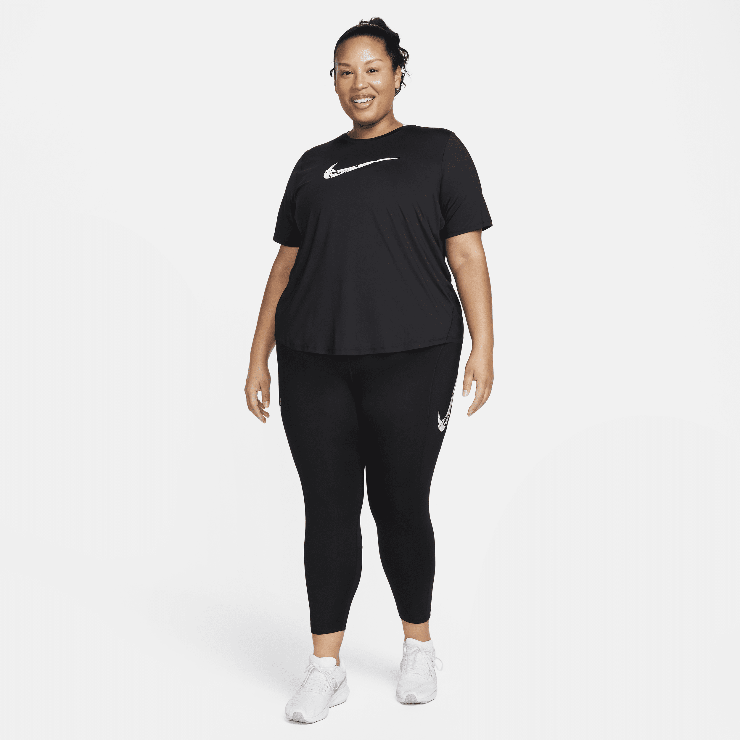Nike One Swoosh Dri-FIT hardlooptop met korte mouwen voor dames (Plus Size) Zwart