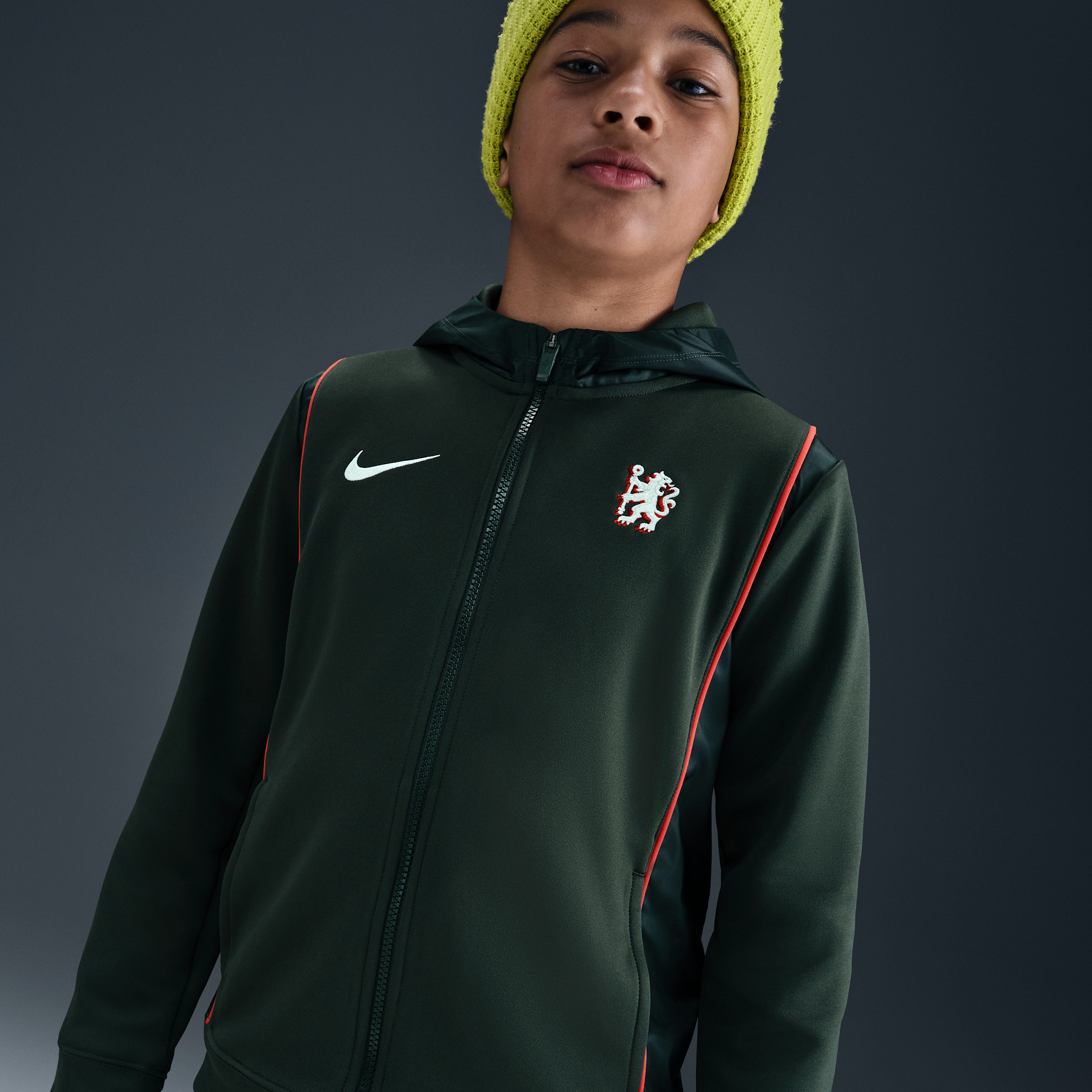 Thumbnail - FC Chelsea Nike Fußball-Trainingsanzug aus Webmaterial (ältere Kinder) - Grün