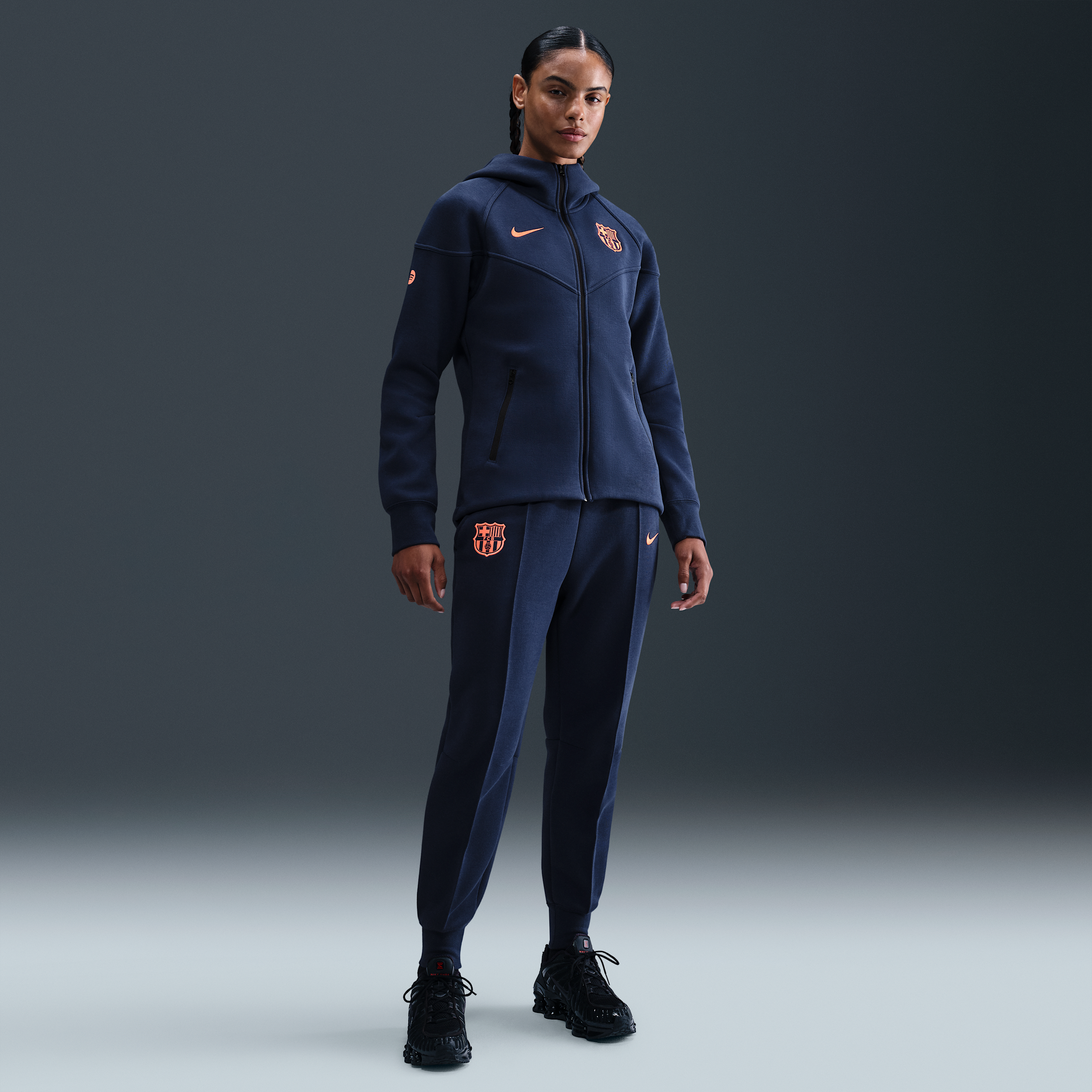 Nike FC Barcelona Tech  Total 90 voetbaljoggingbroek van fleece met halfhoge taille voor dames - Blauw