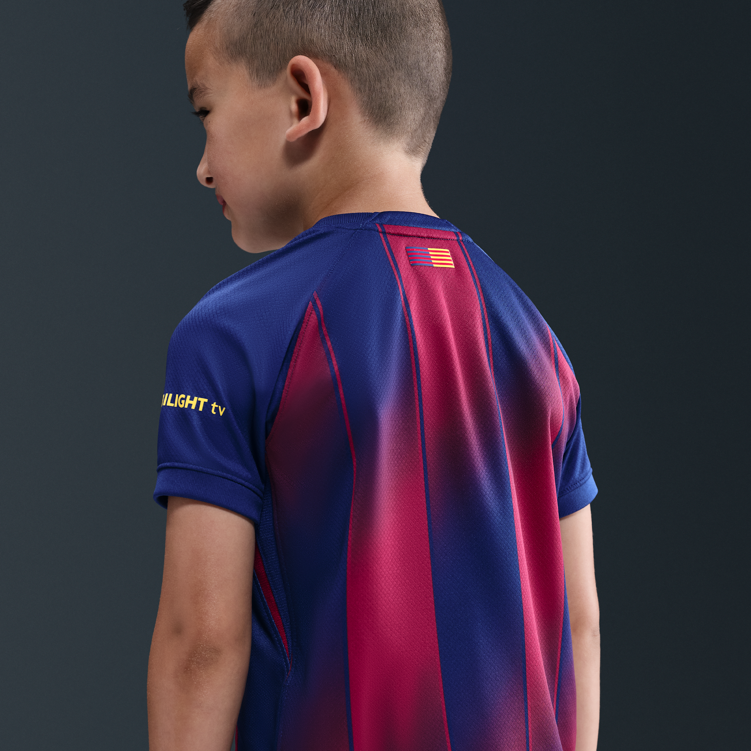 Thumbnail - FC Barcelona 2025/26 Stadium Home dreiteiliges Nike Replika Fußballtrikot-Set (jüngere Kinder) - Blau
