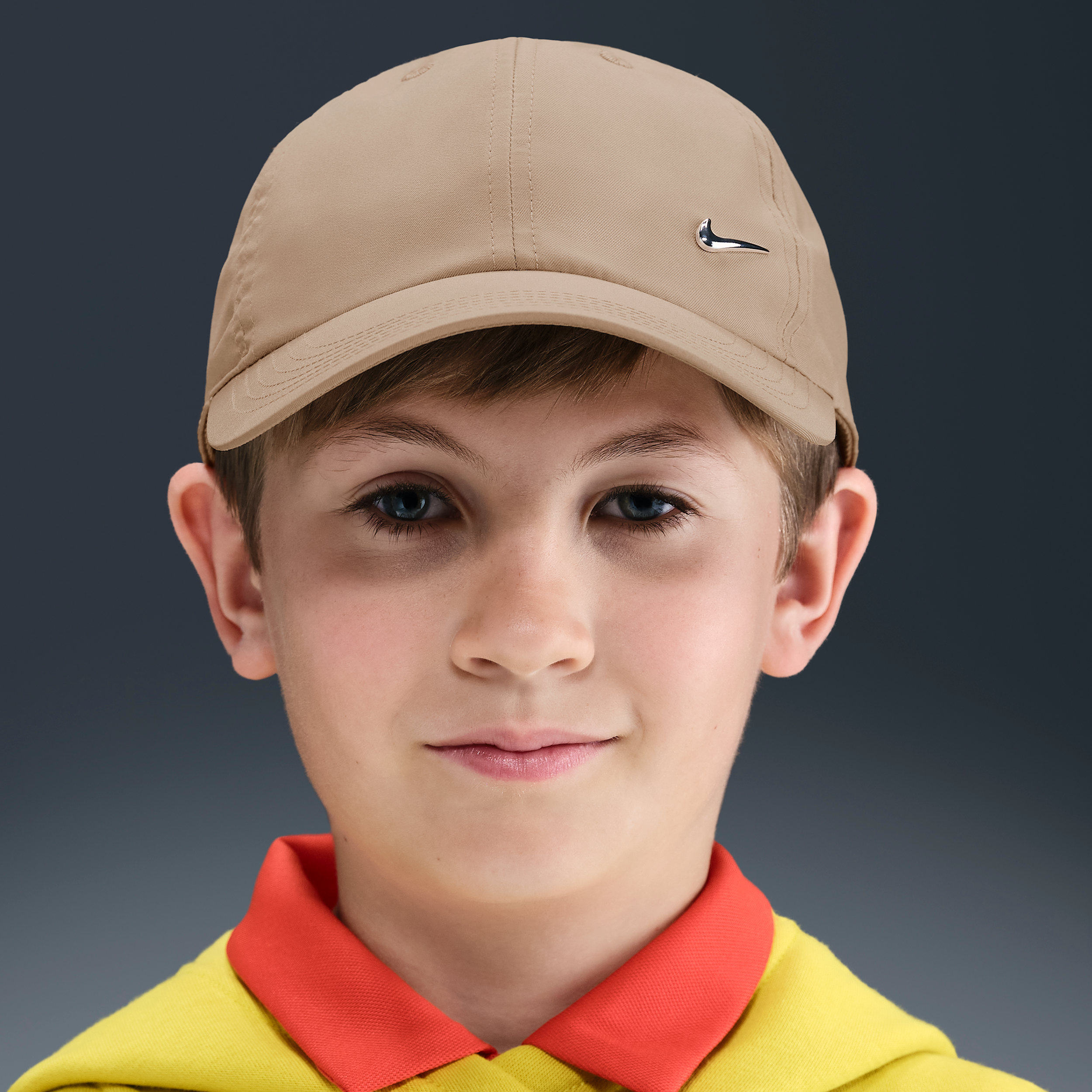 Thumbnail - Nike Dri-FIT Club unstrukturierte Metall-Swoosh-Cap für Kinder - Braun