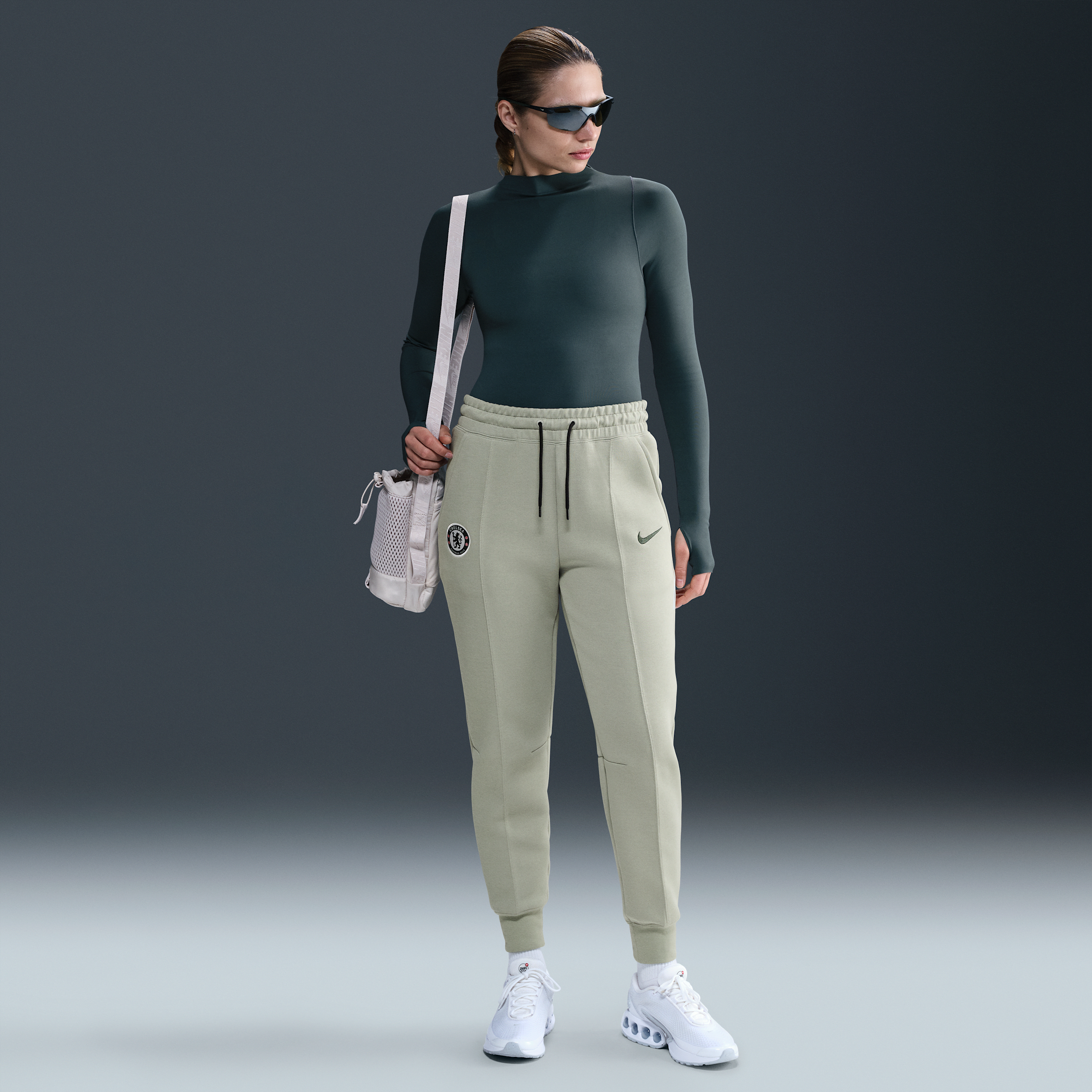 Nike Chelsea FC Tech  voetbaljoggingbroek van fleece met halfhoge taille voor dames - Groen